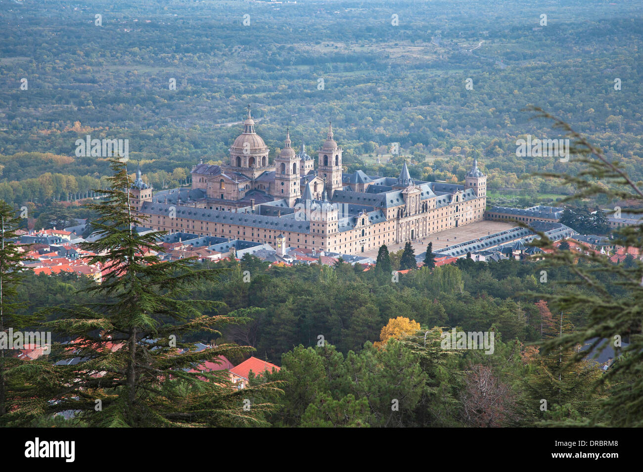 Fernblick über das königliche Kloster von San Lorenzo de El Escorial. Stockfoto
