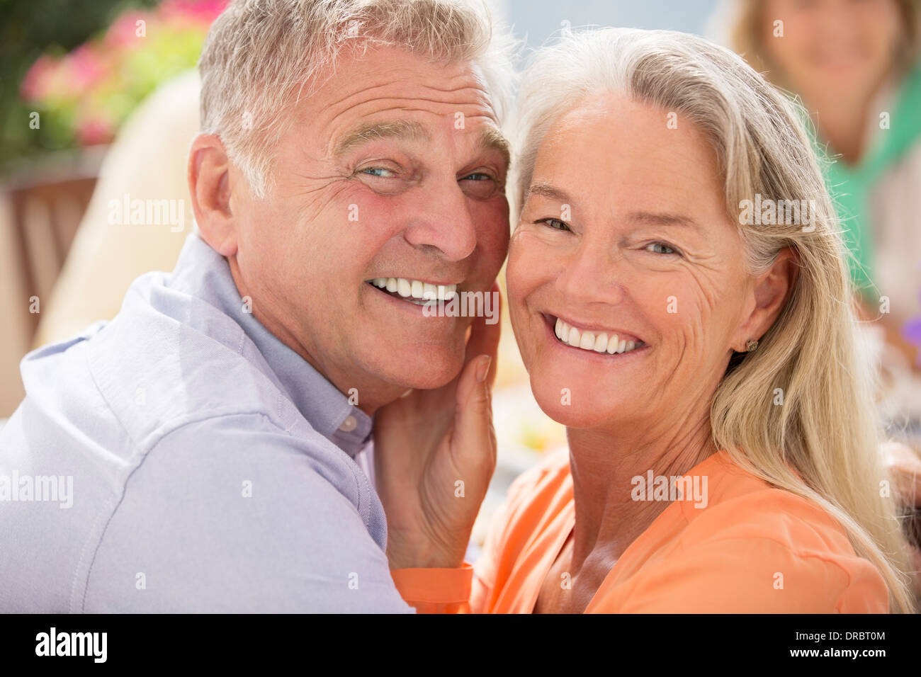 Älteres paar lächelnd im freien Stockfoto
