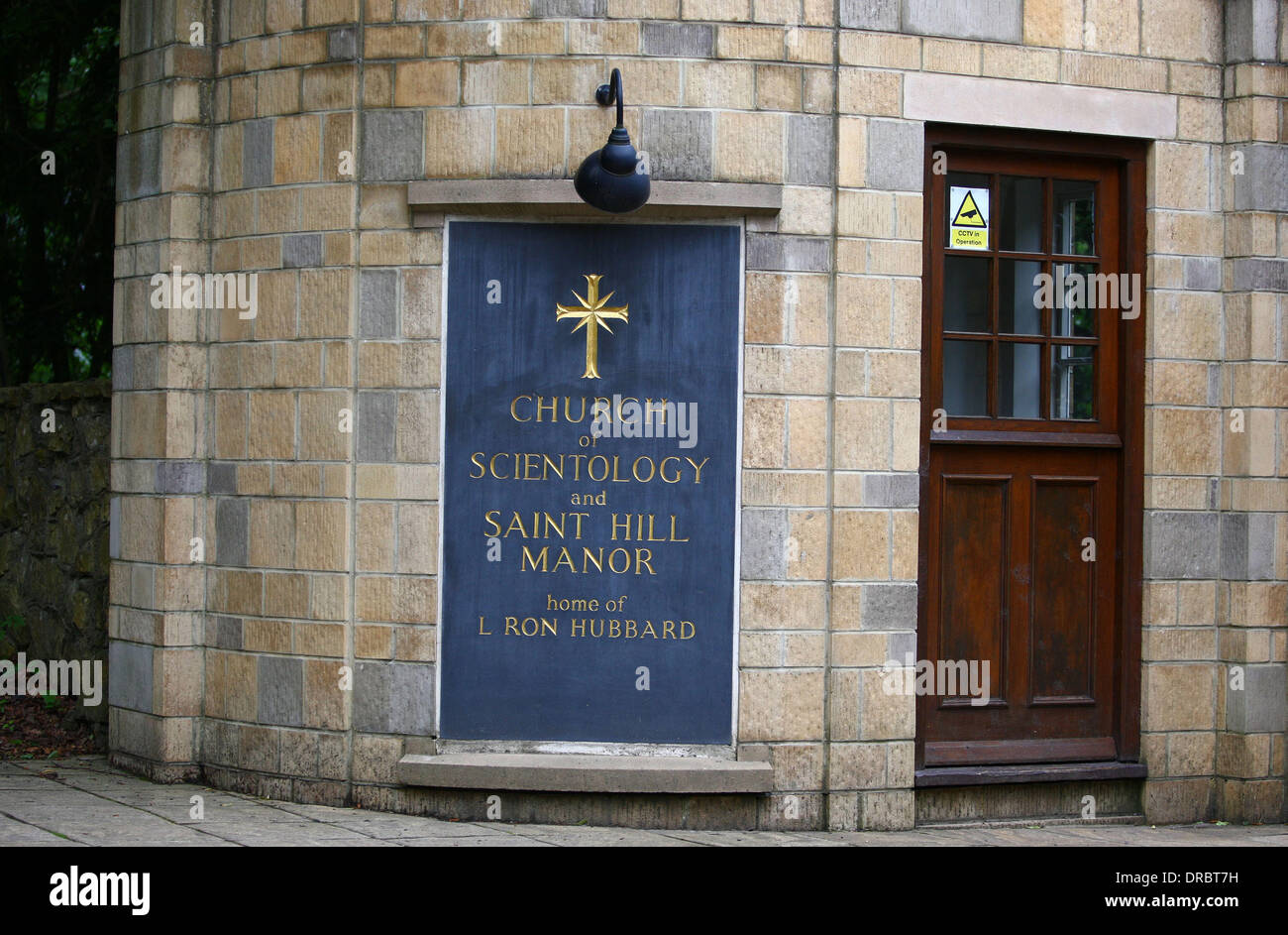 Atmosphäre der UK Hauptsitz der Kirche von Scientology und Saint Hill Manor in East Grinstead. Die Kirche wirbt die "Maiden Voyage Events" für neue Mitglieder Sussex, England - 12.07.12 Stockfoto