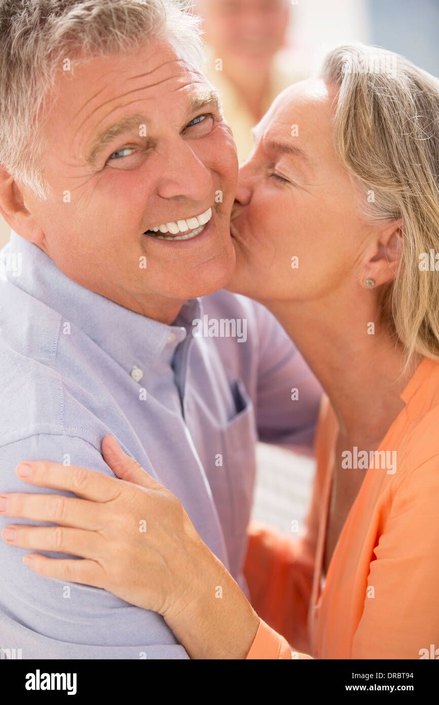 Älteres Paar küssen Stockfoto