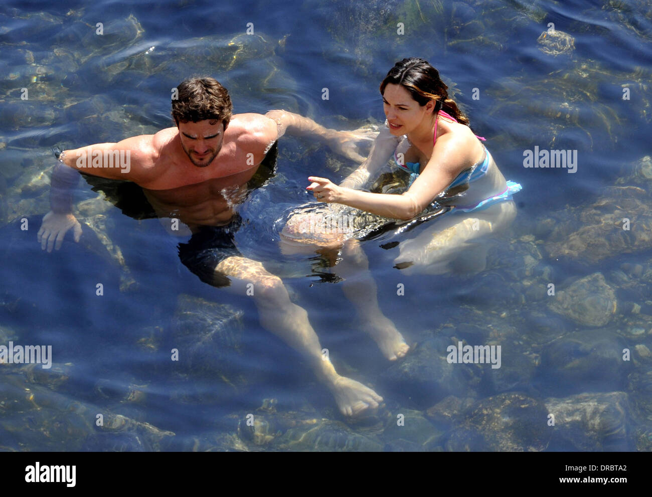 Kelly Brook und Thom Evans verbringen Zeit zusammen Baden auf Ischia Insel Ischia, Italien - 12.07.12 Stockfoto