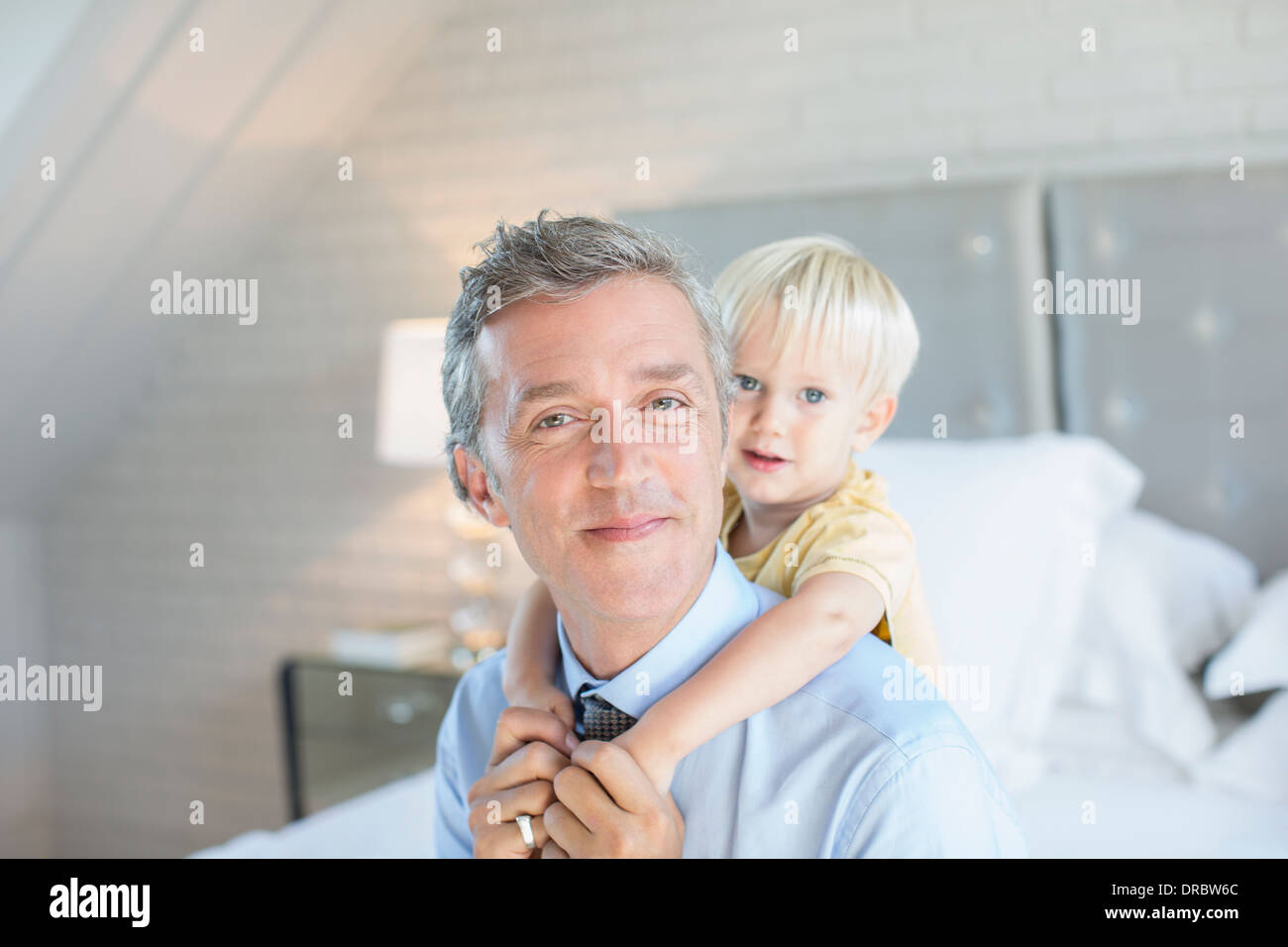 Vater mit Sohn Huckepack Stockfoto