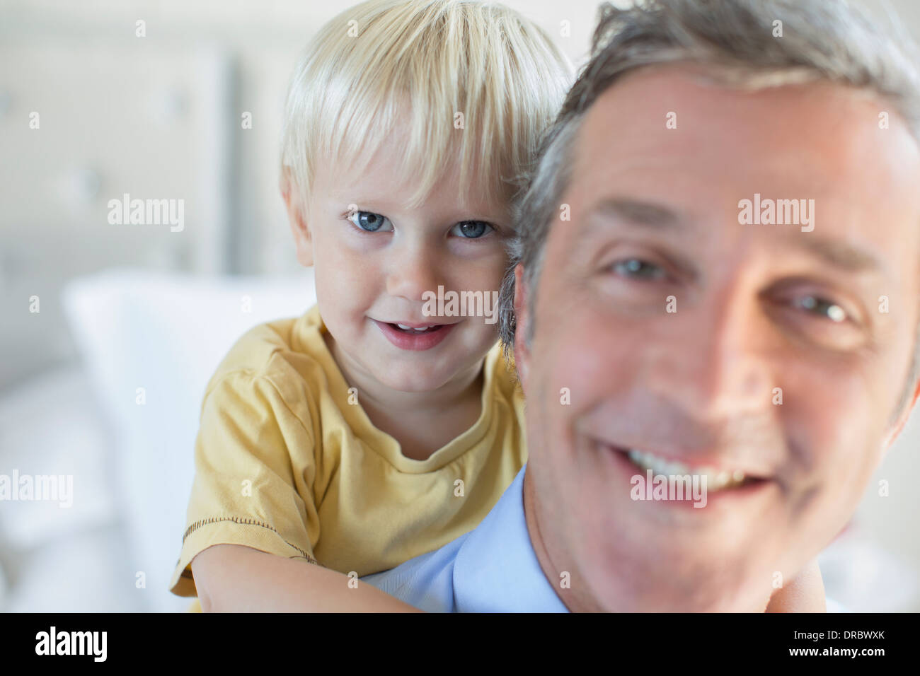 Vater mit Sohn Huckepack Stockfoto