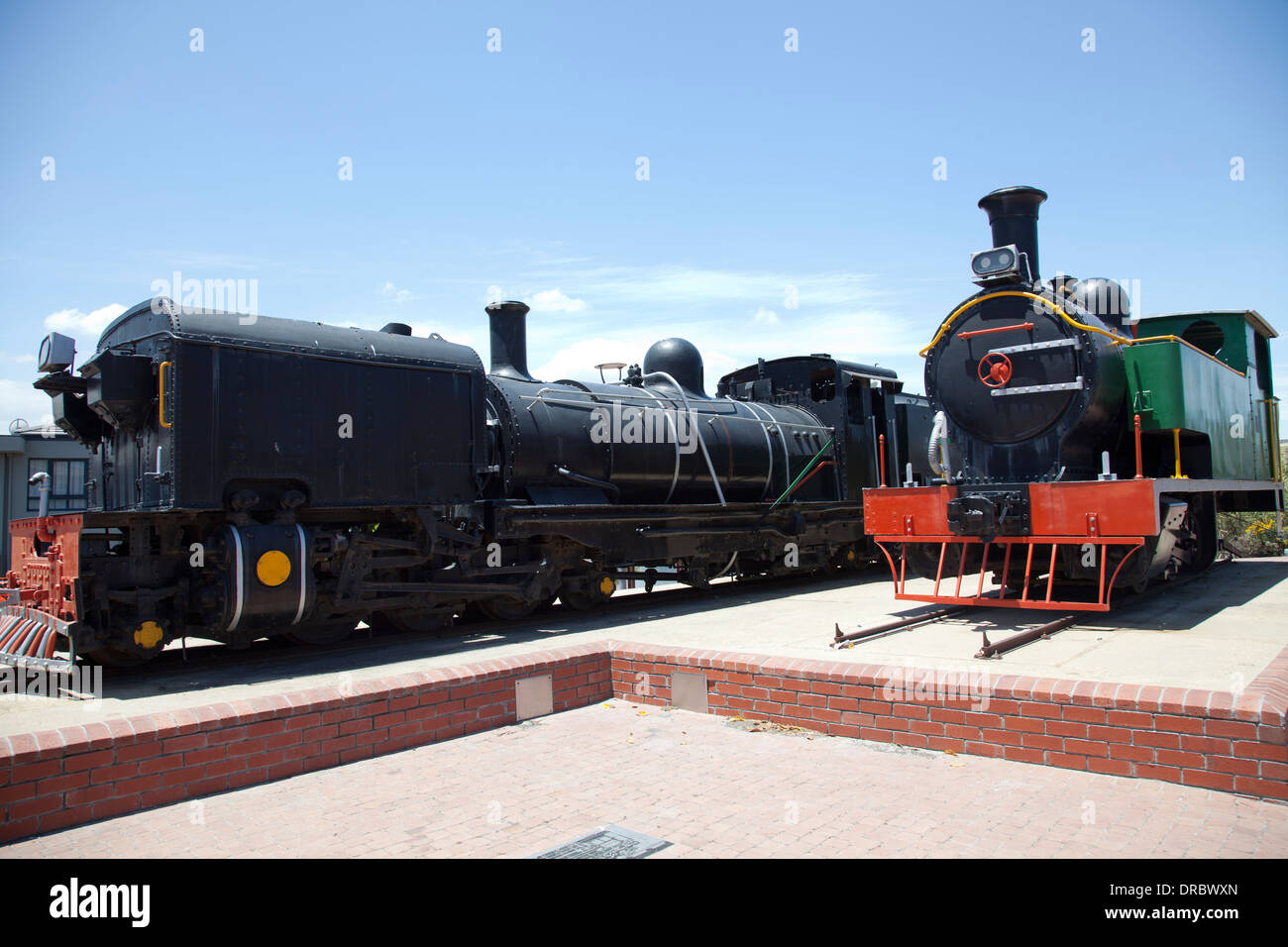 Sandstein Narrow Gauge Garratt-Lokomotive und Douglas Colliery Lokomotive Plinthed in Century City in Kapstadt - Südafrika Stockfoto