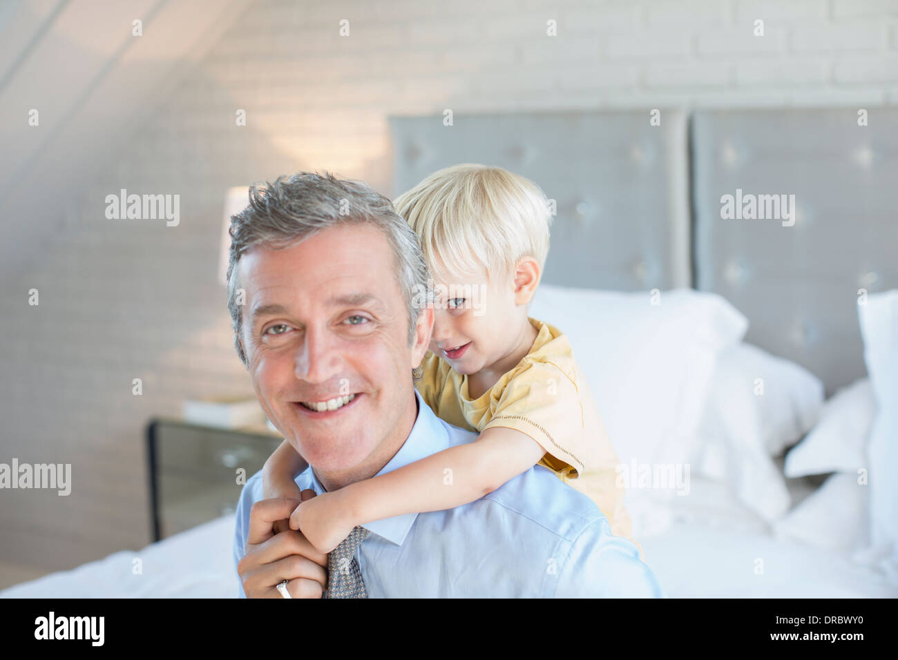 Vater mit Sohn Huckepack Stockfoto