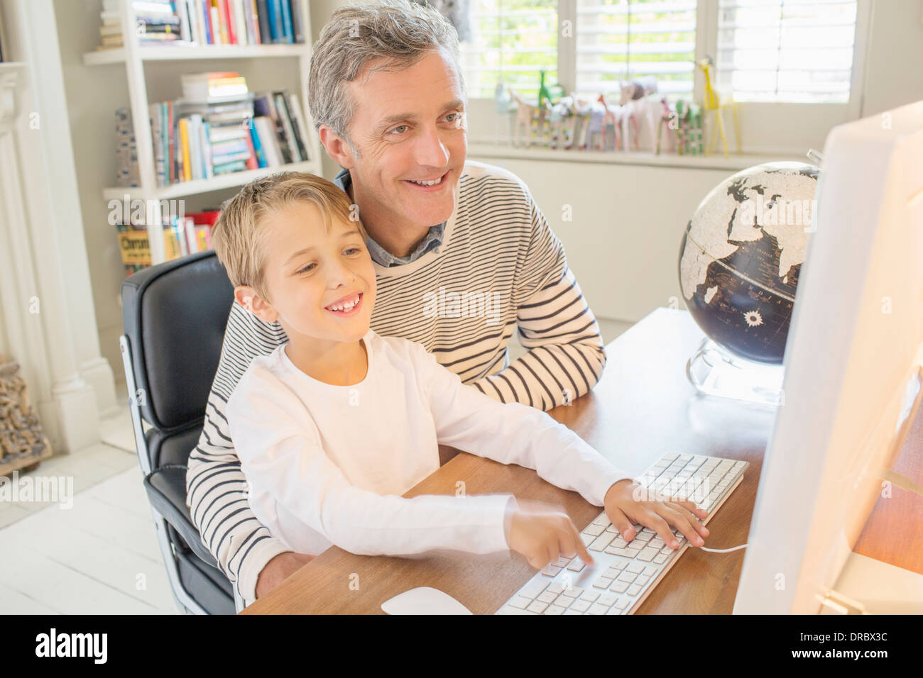 Vater und Sohn mit Computer zusammen Stockfoto