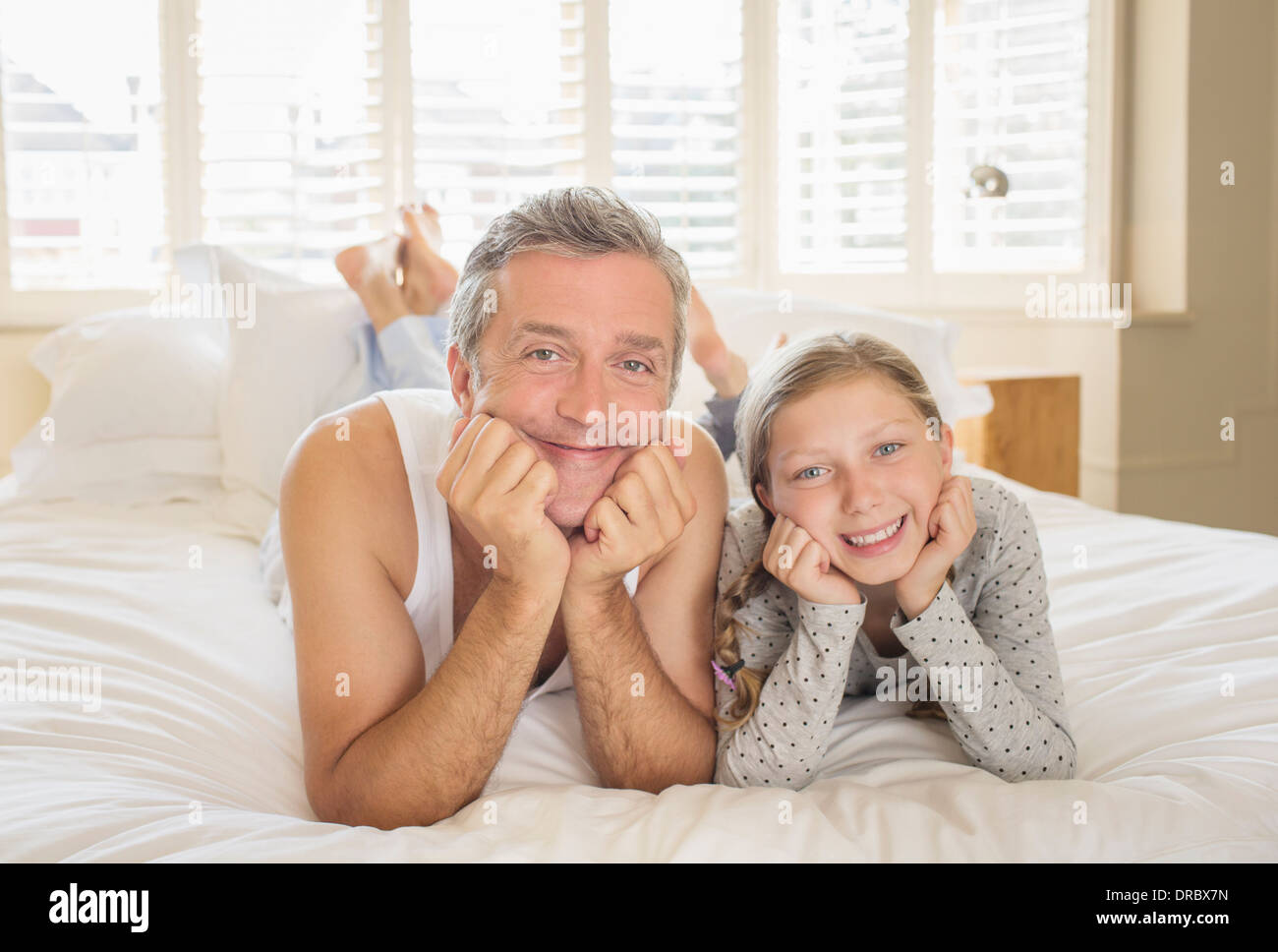 Vater und Tochter auf Bett Stockfoto