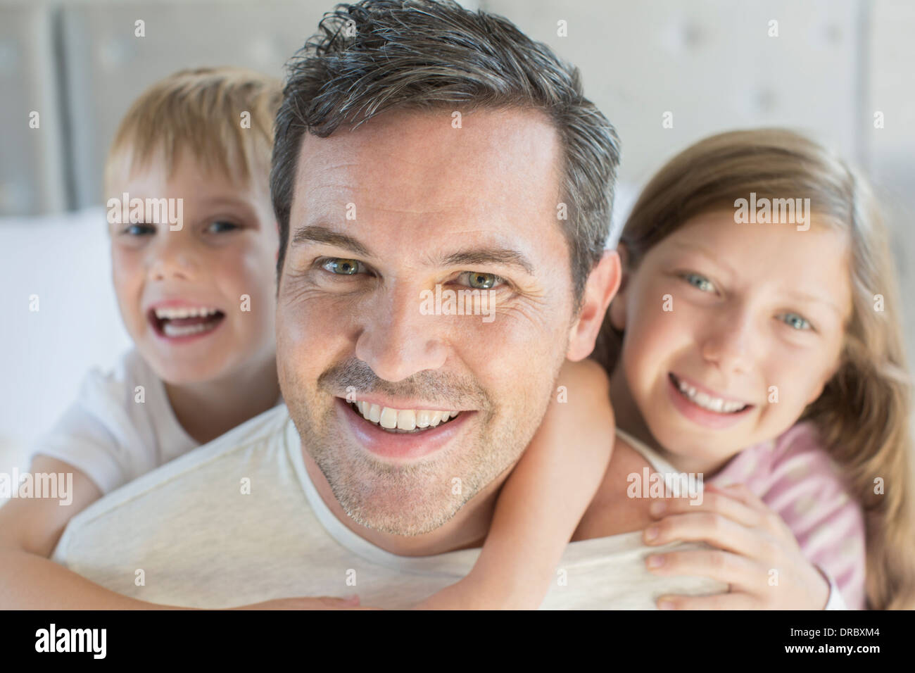 Vater und Kinder umarmen Stockfoto