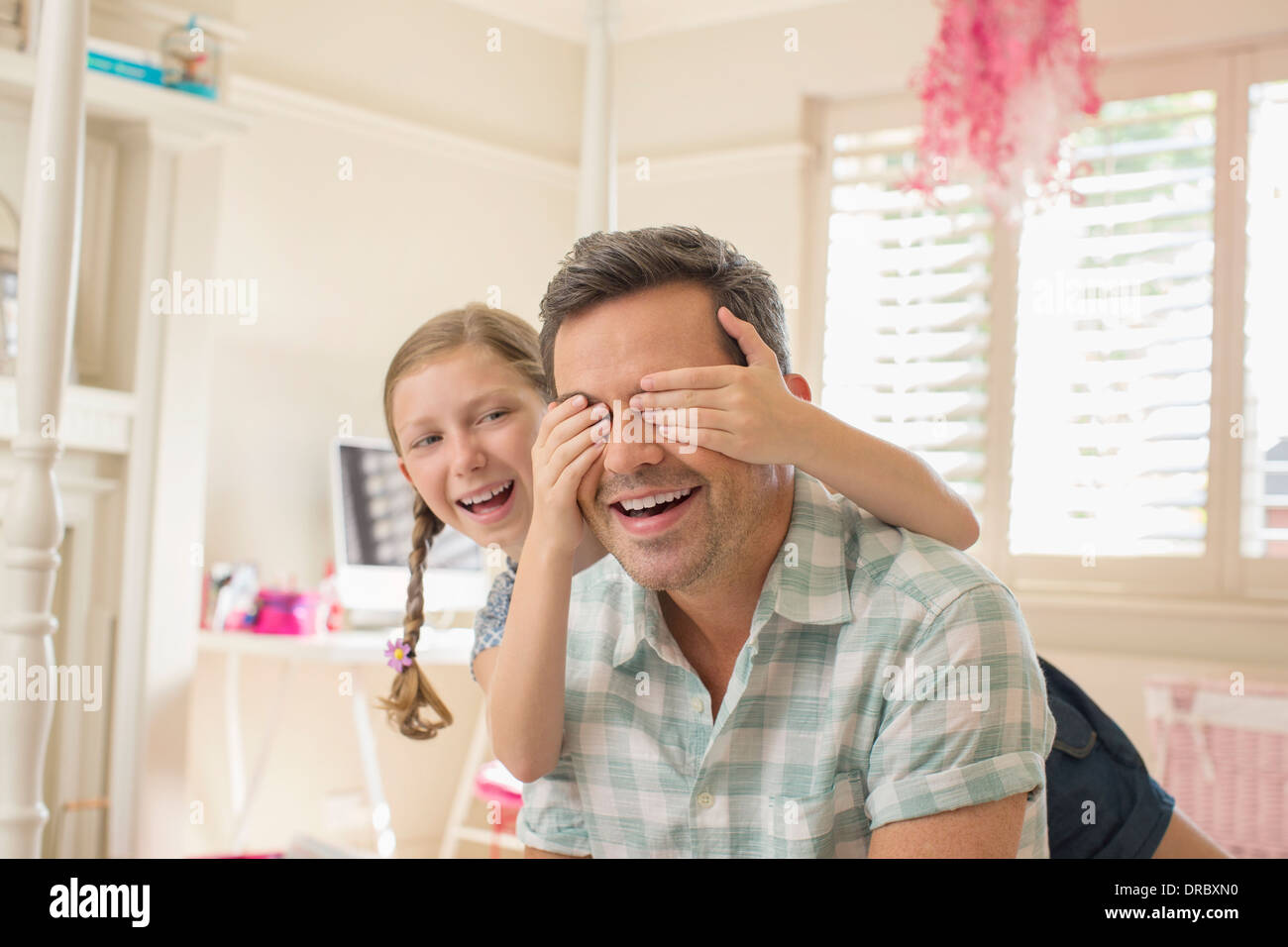 Vater und Tochter spielen Peek-a-boo Stockfoto