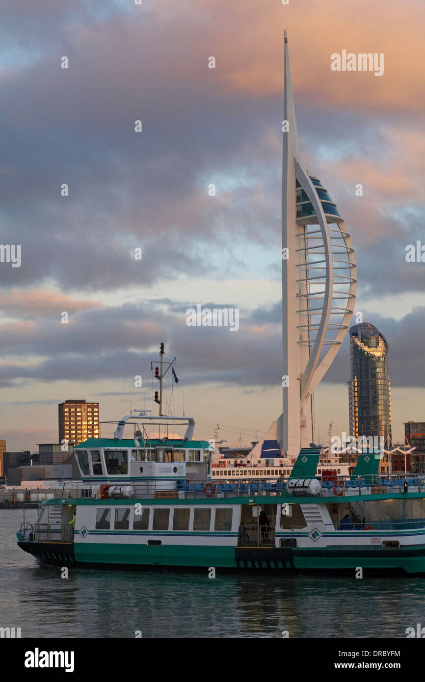 Portsmouth Spinnaker Tower und Gosport Fähre in der Abenddämmerung im Januar in Portsmouth, Hampshire UK Stockfoto