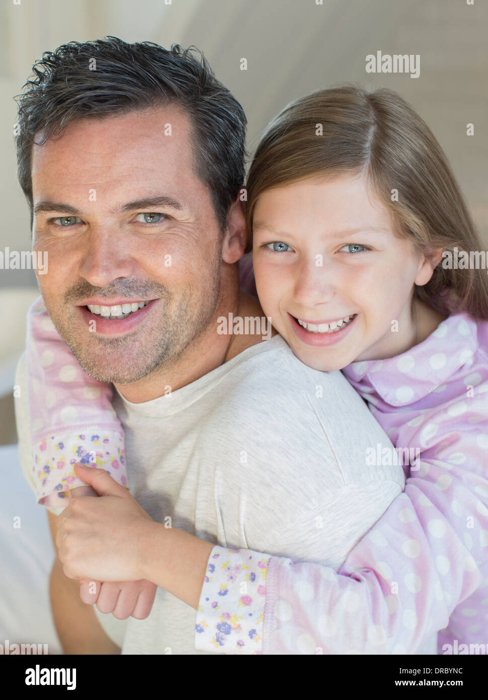 Vater mit Tochter Huckepack Stockfoto