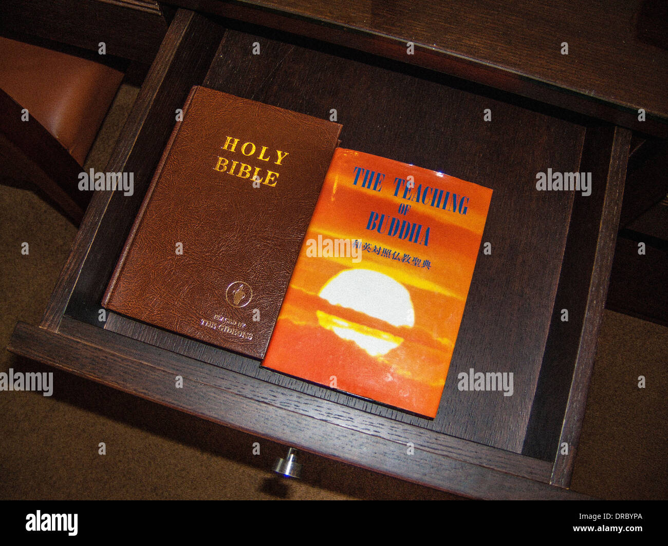 Hotel Zimmer Schublade mit der Heiligen Schrift und der Lehre des Buddha. Stockfoto