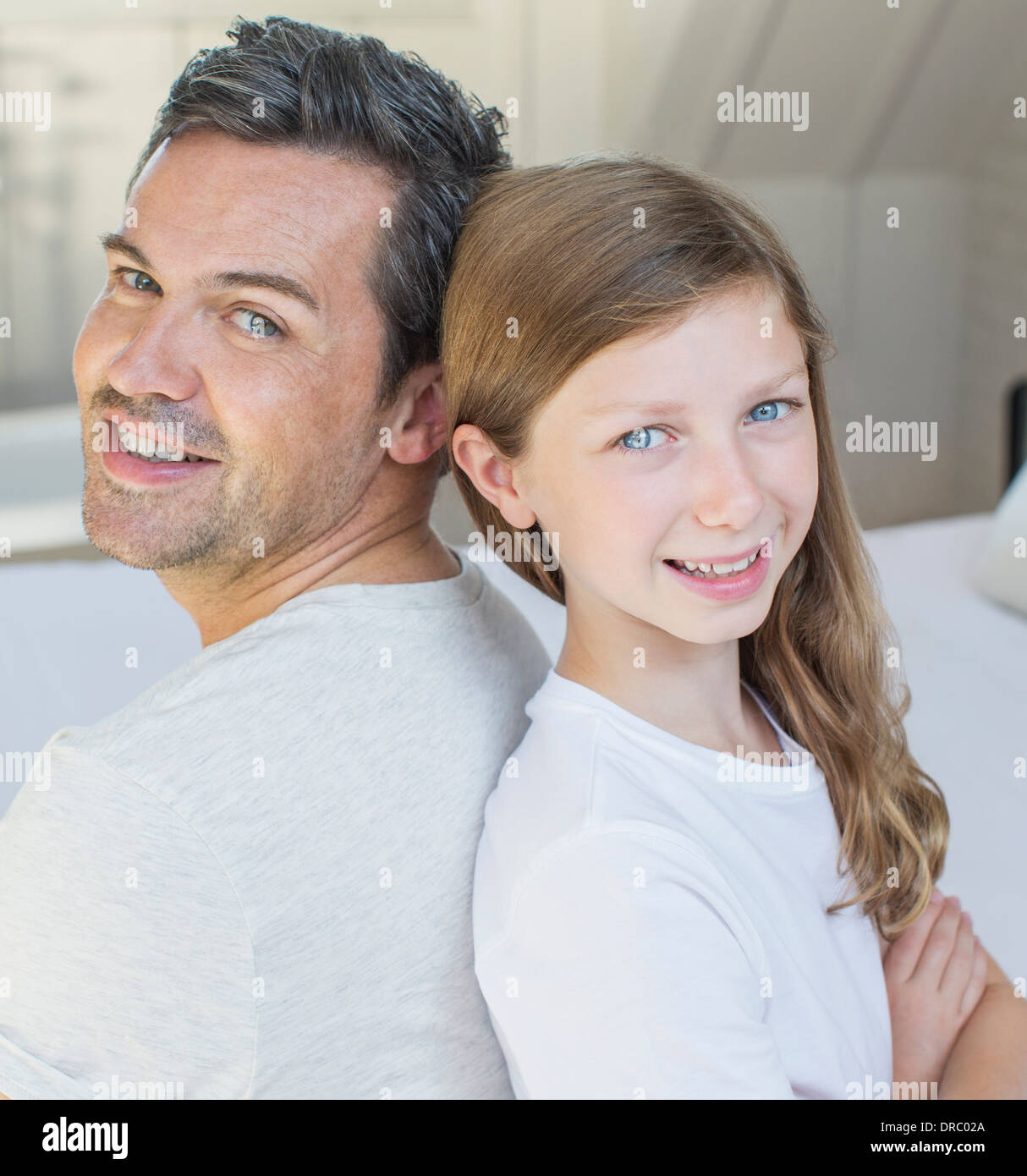 Vater und Tochter lächelnd in Schlafzimmer Stockfoto