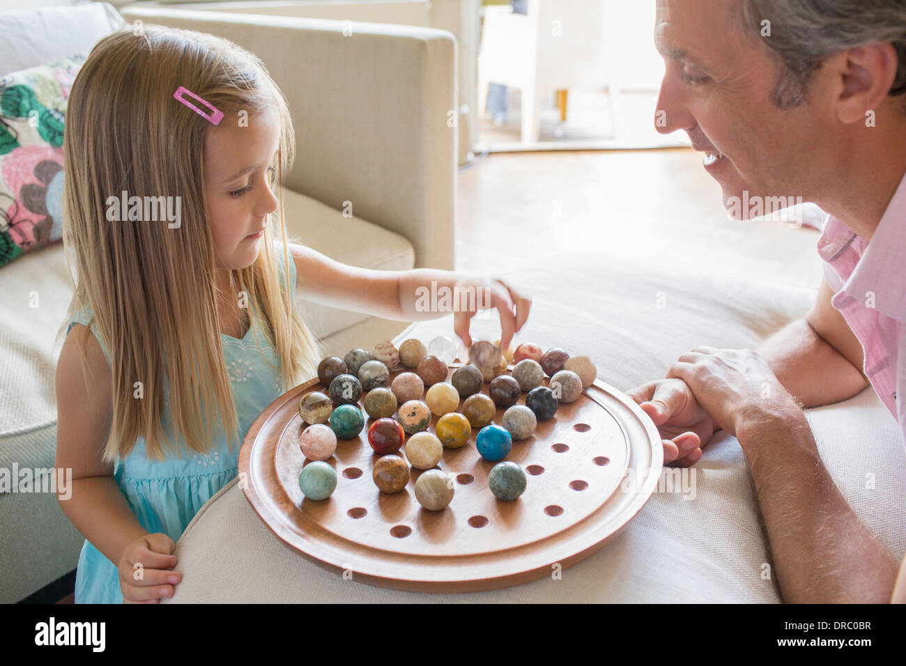 Vater und Tochter spielen Chinese checkers Stockfoto