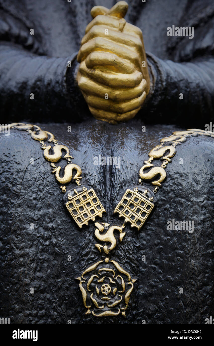 Ein Detail der Statue Sir Thomas Moore außerhalb Chelsea Old Church, London, UK. Stockfoto
