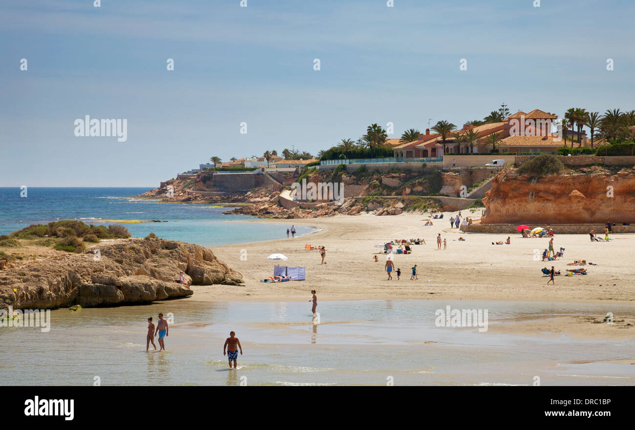 Entspannenden Familien an einem Strand in Alicante, Spanien. Stockfoto