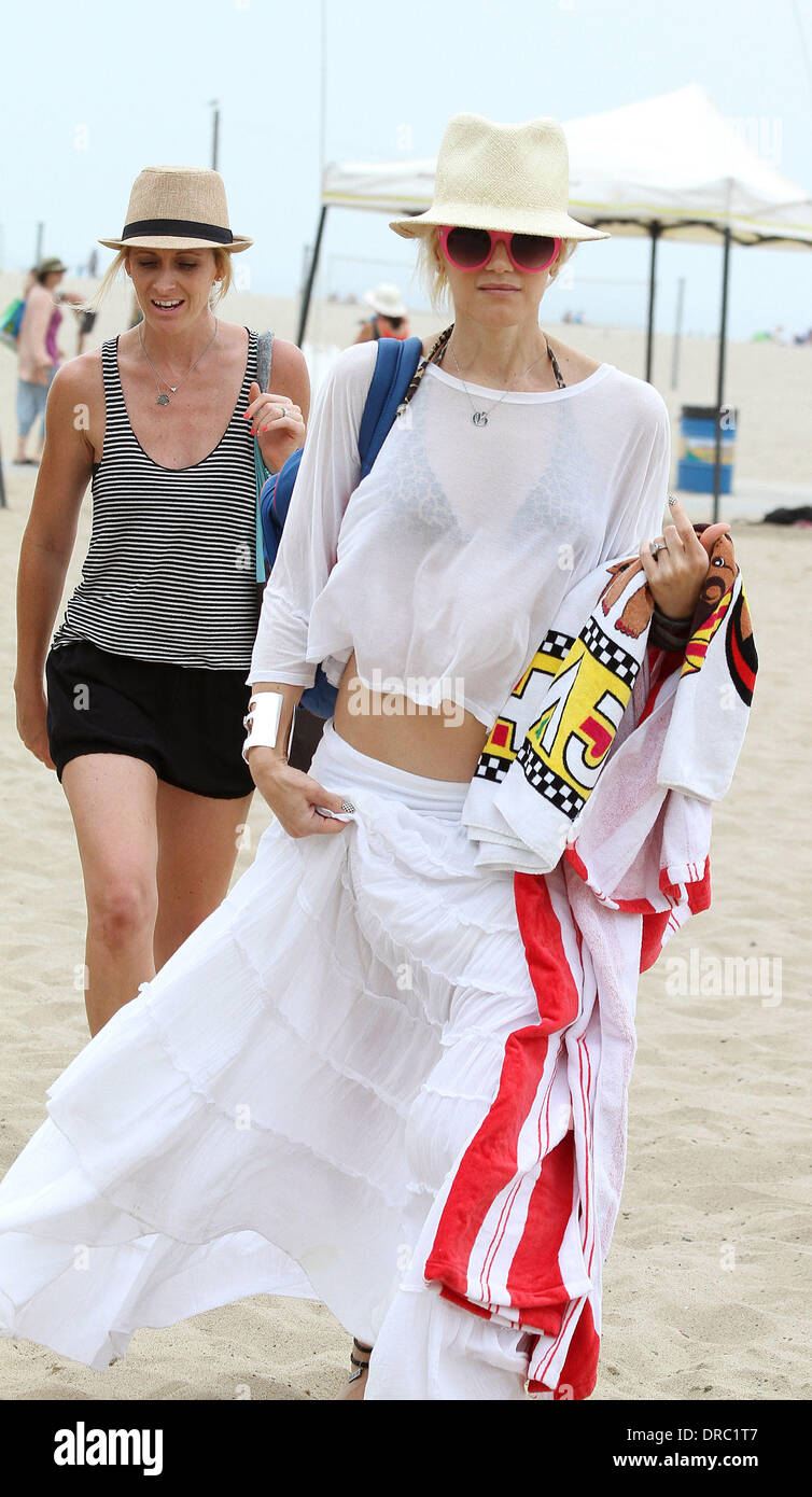 Gwen Stefani genießt den Tag am Strand von Santa Monica mit Freunden.  Los Angeles, Kalifornien - 14.07.12 Stockfoto