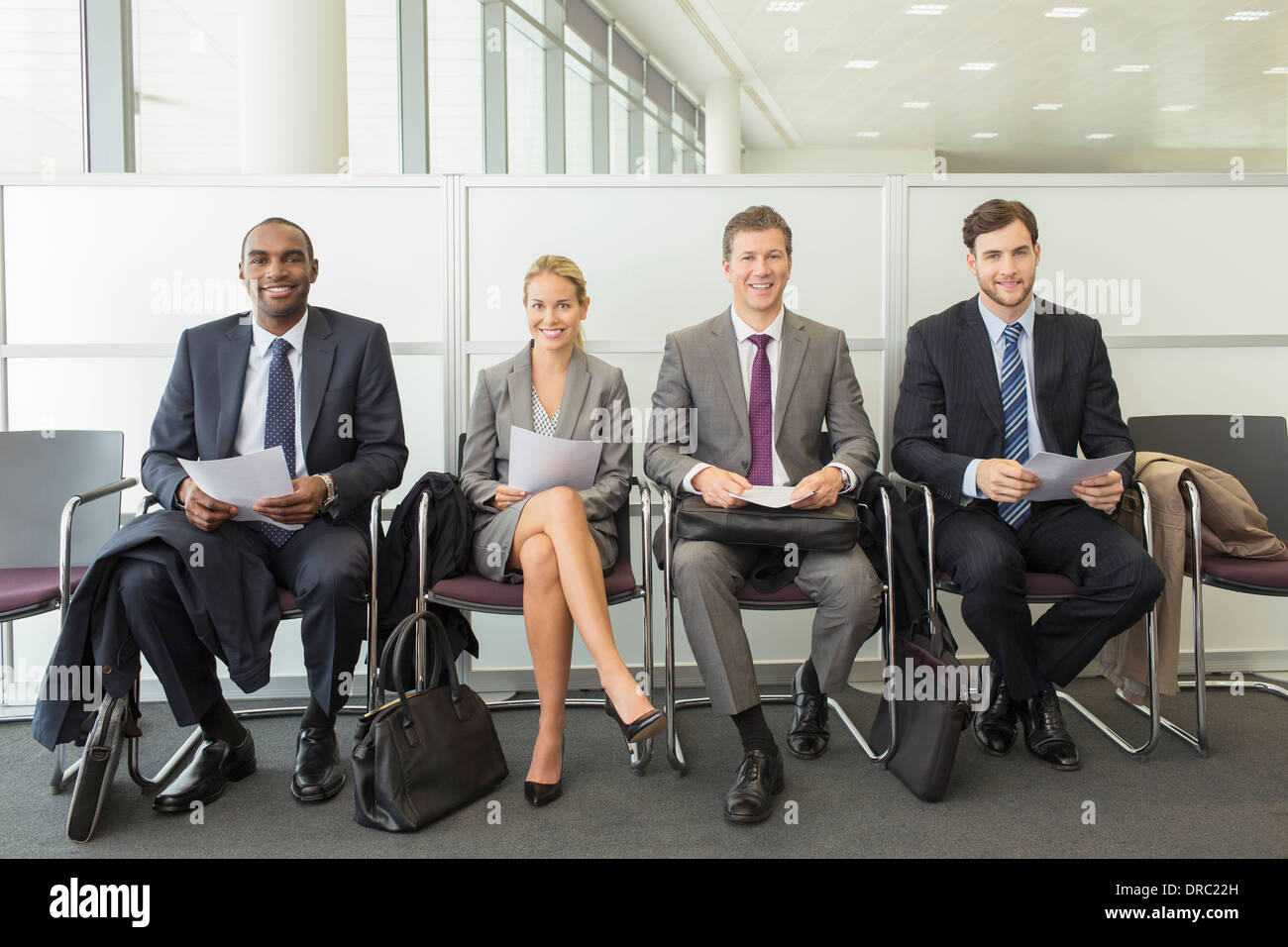 Geschäftsleute, die im Wartebereich sitzen Stockfoto