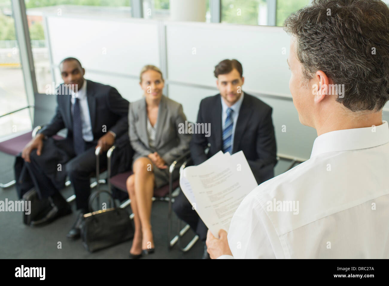 Unternehmer im Gespräch mit Kollegen im Büro Stockfoto