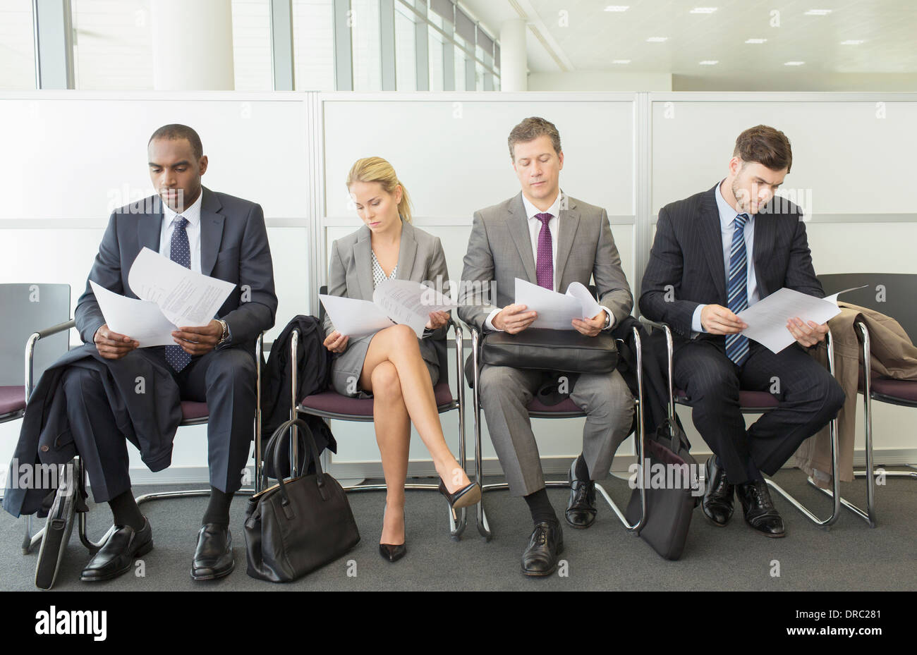 Geschäftsleute, die Lesung im Wartebereich Stockfoto