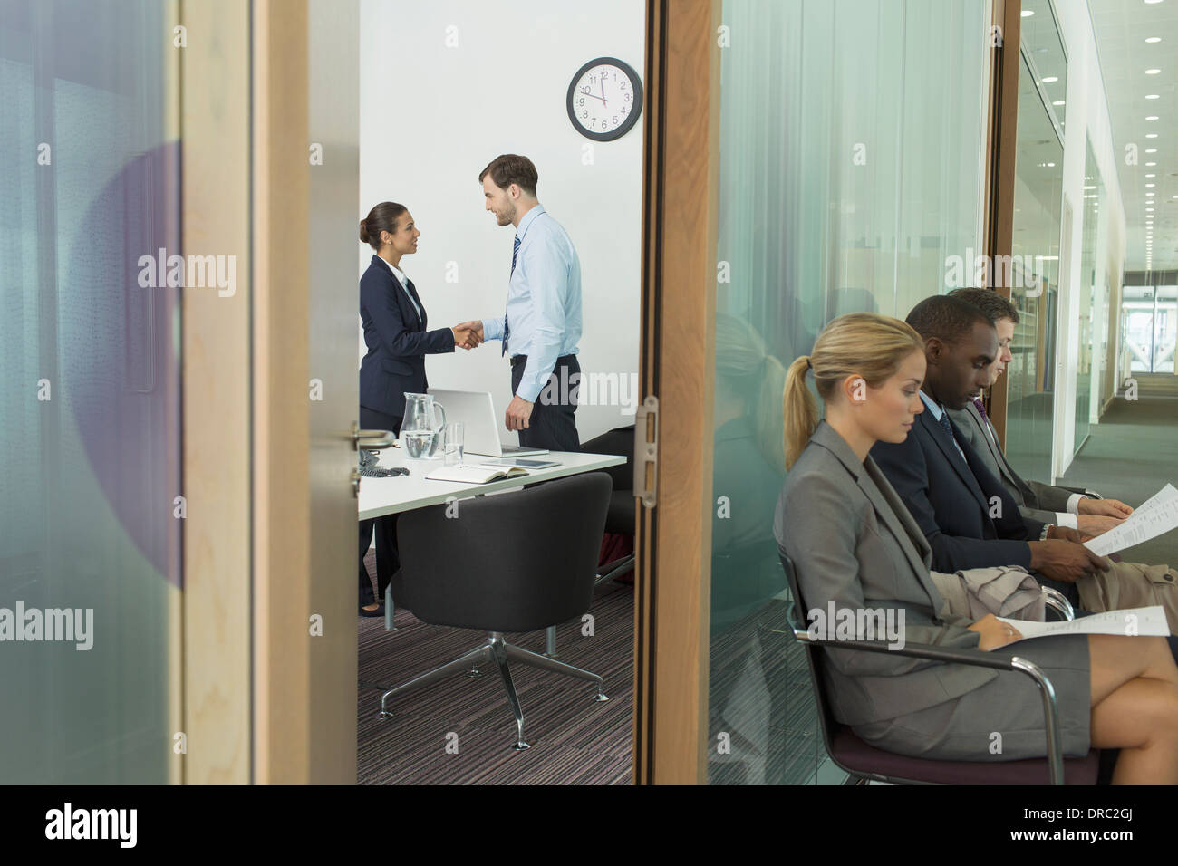 Geschäftsleute Händeschütteln im Büro Stockfoto