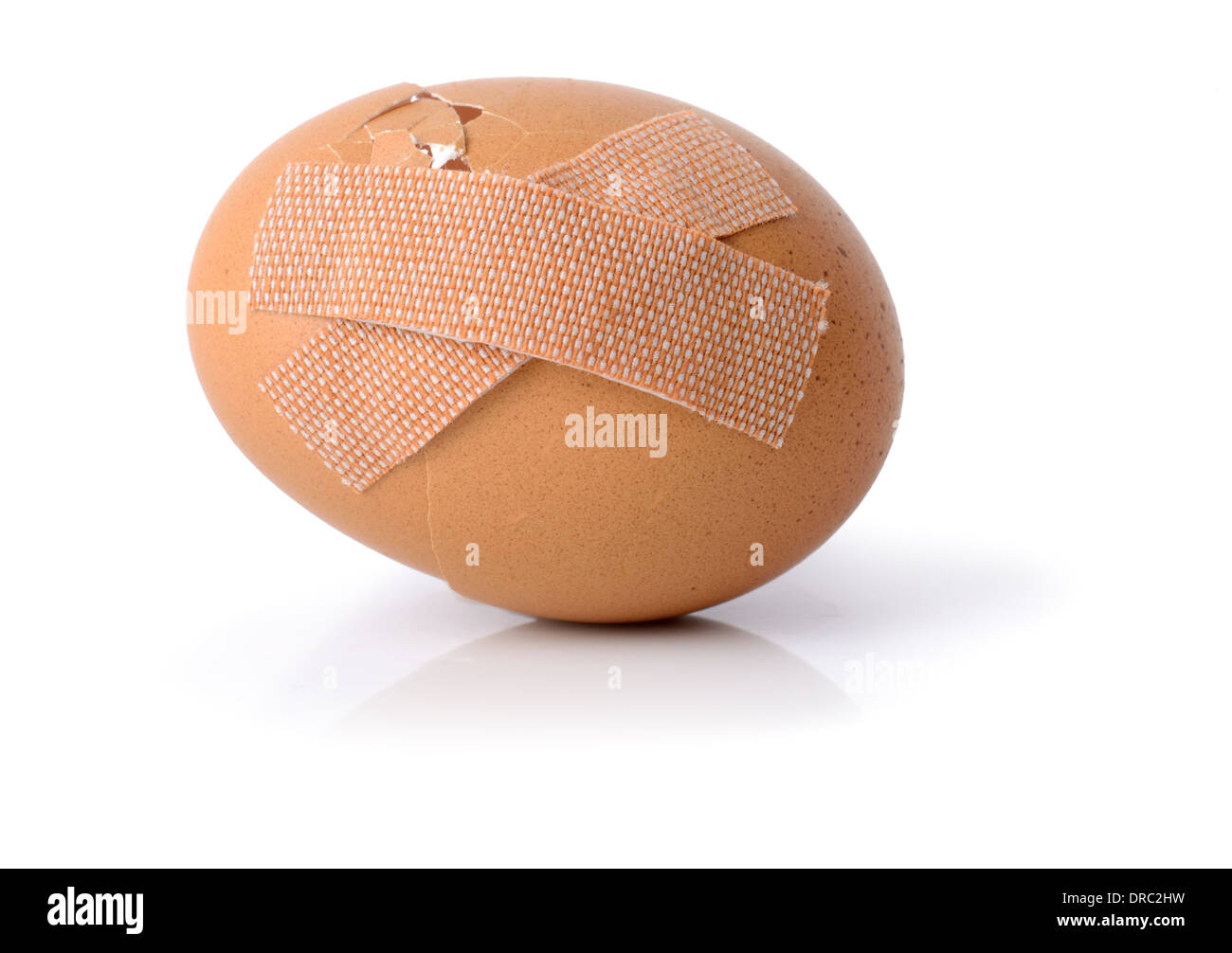 Konzept für die Reparatur eines schlechten Start, ein Ei mit Pflaster isoliert auf weißem Hintergrund Stockfoto