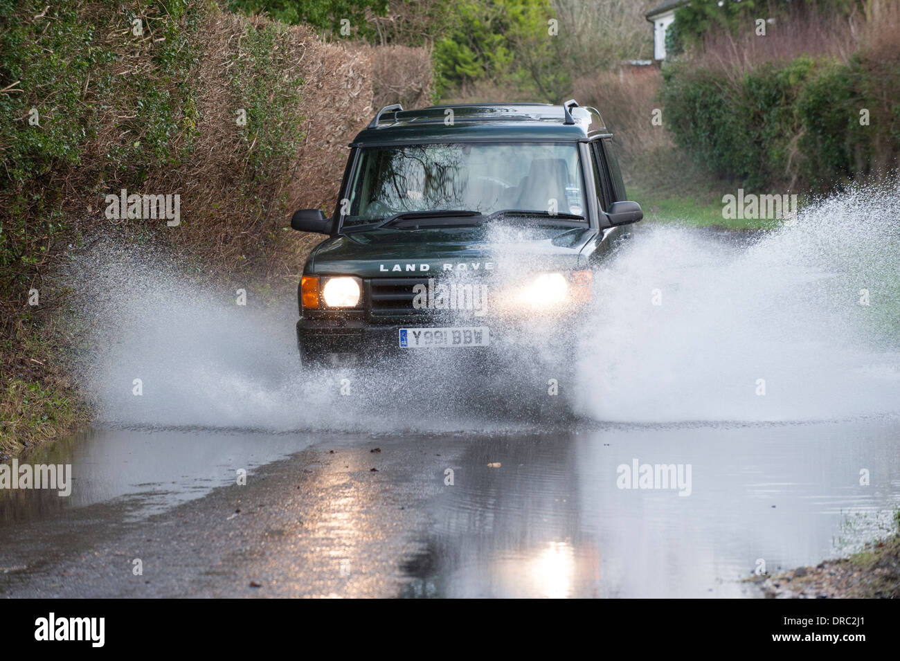 Land Rover Discovery 4 x 4 fahren durch Hochwasser auf einen Feldweg, Hampshire, UK Stockfoto