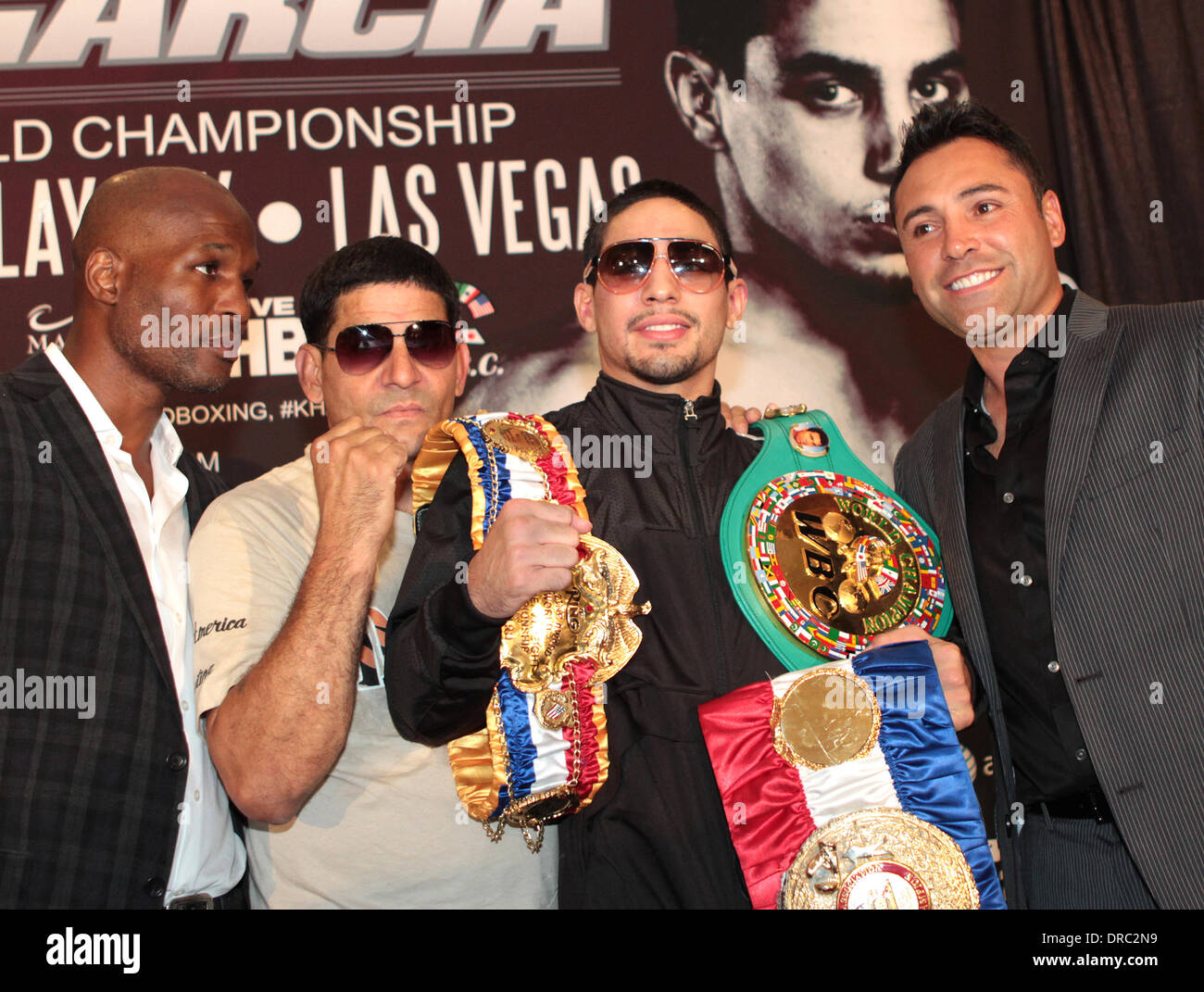 Danny Garcia Posen mit Bernard Hopkins, Angel Garcia und Golden Boy Promoter Oscar De La Hoya Amir Khan vs Danny Garcia WBC/WBA Super Lightweight und vakanten Titel im Ring Magazine Junior Weltergewicht kämpfen im Mandalay Bay Events Center in Las Vegas, Nevada - 14.07.12 Stockfoto