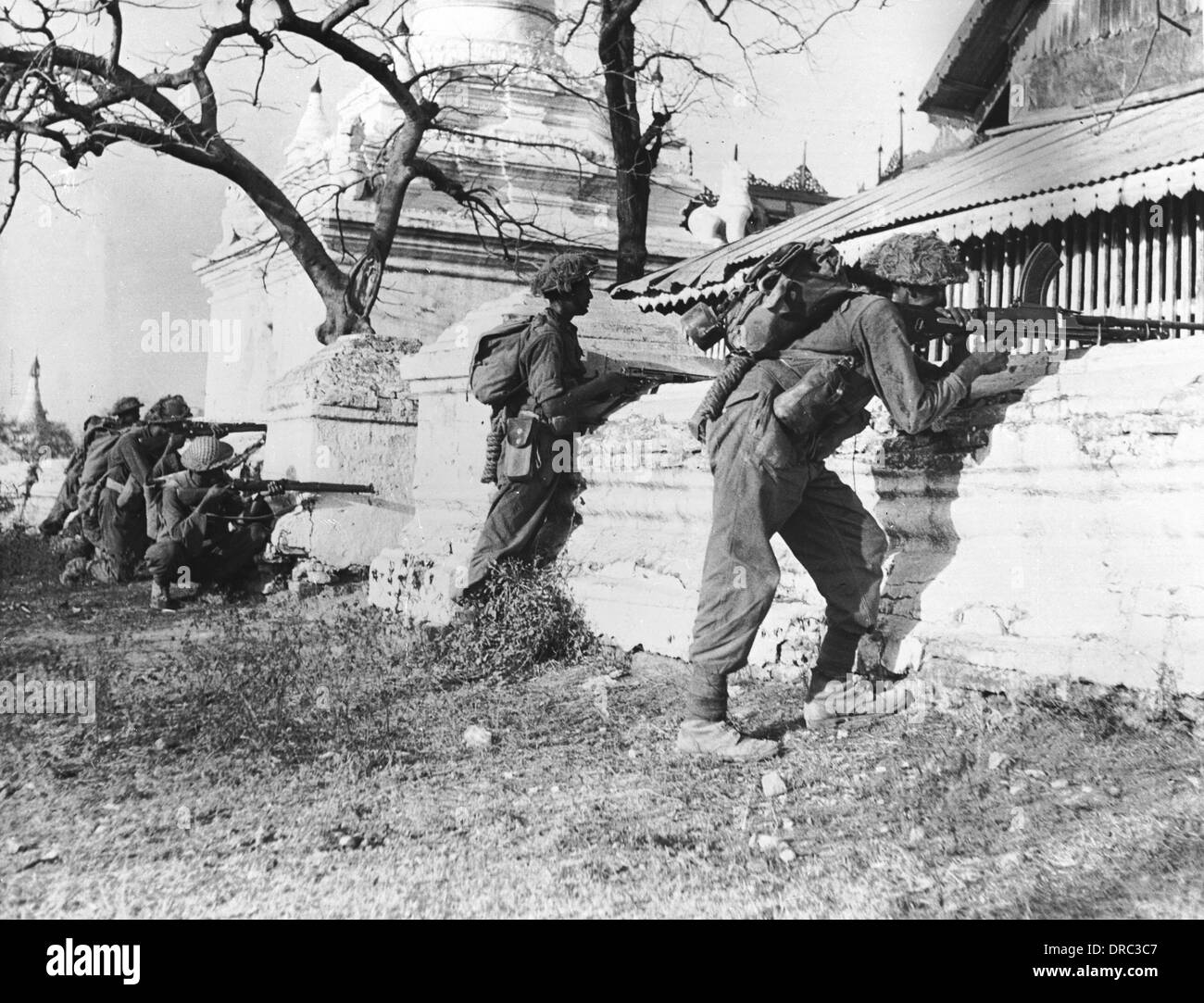 Britische Infanterie feuern inmitten der historischen Pagoden - Burma Stockfoto