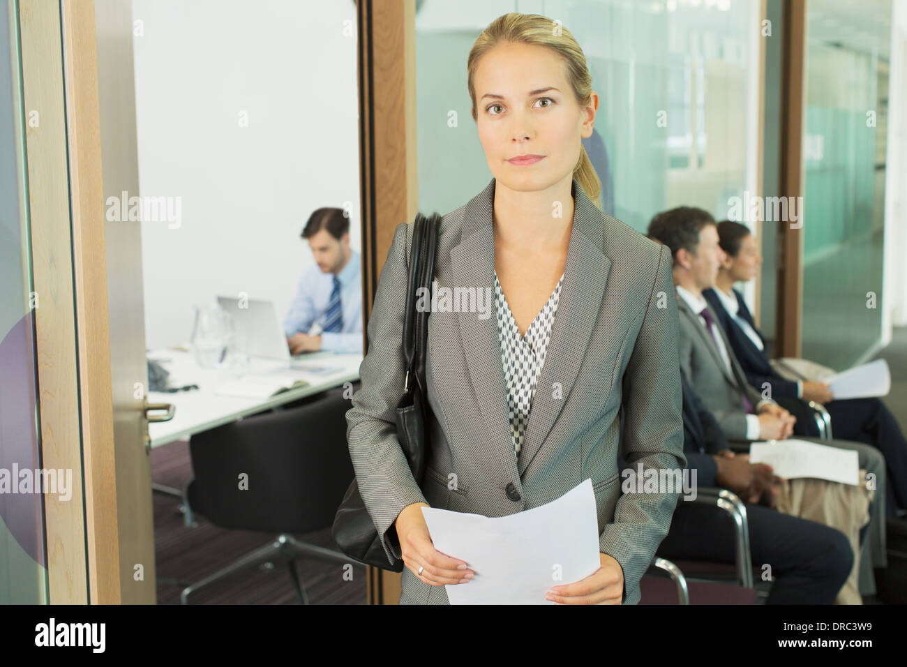 Geschäftsfrau, stehend im Büro Stockfoto