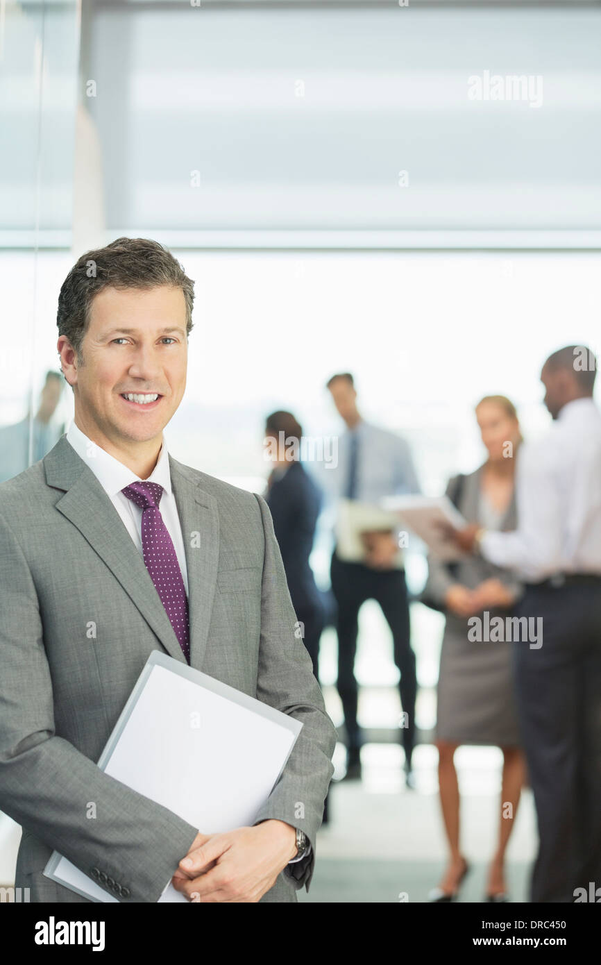 Geschäftsmann lächelnd in Büro Stockfoto