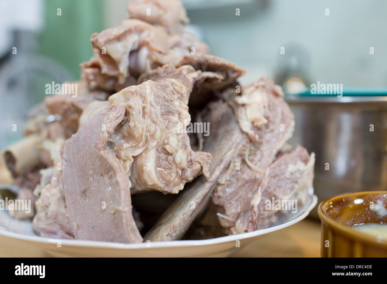 Vorbereitung kalte Gelee Fleisch basierte Gericht aus Schweinefleisch Füße, Rindfleisch und Türkei. Stockfoto