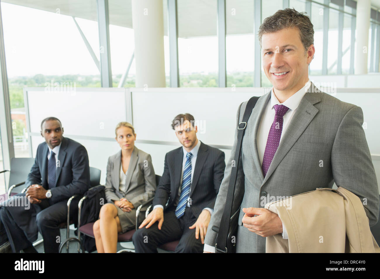 Geschäftsmann lächelnd in Büro Stockfoto