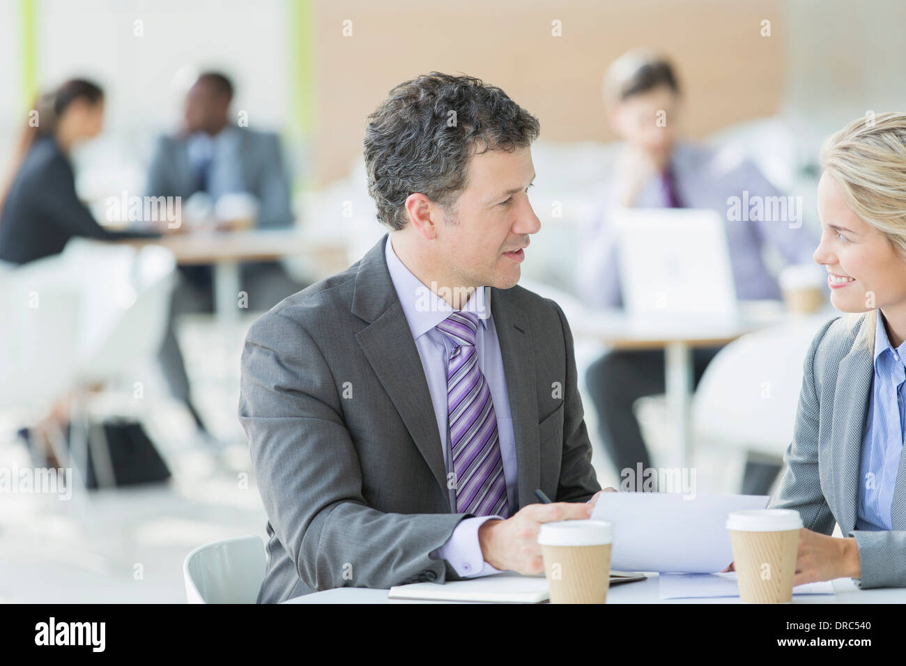 Business-Leute sprechen im café Stockfoto