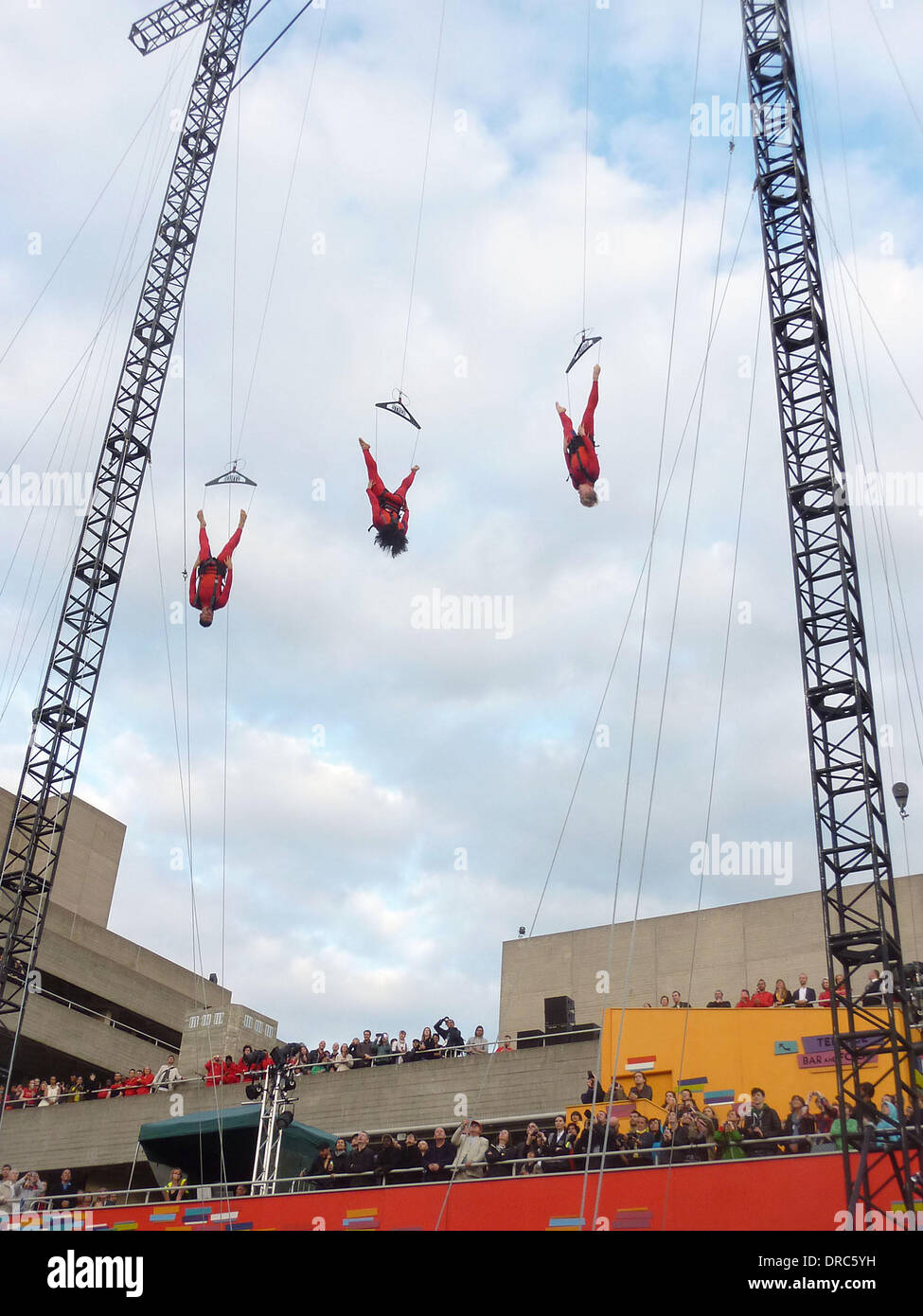 Extreme Aktion Tänzer "Speed-Angels" außerhalb des Nationaltheaters als Teil des London 2012 Olympische Festival. Die Aufführungen "Überraschungen: Streb' Choreographie von New Yorker Elizabeth Streb statt auf verschiedenen Londoner Sehenswürdigkeiten wie Rathaus, Millennium Bridge, National Gallery und das London Eye London, England - 15.07.12 Stockfoto