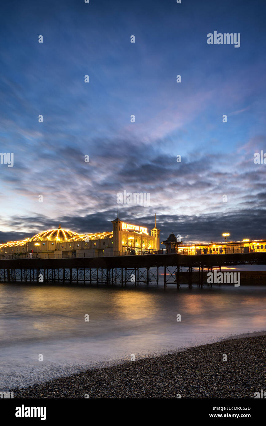 Langzeitbelichtung Winter Sonnenuntergang über viktorianische Brighton Pier. Stockfoto