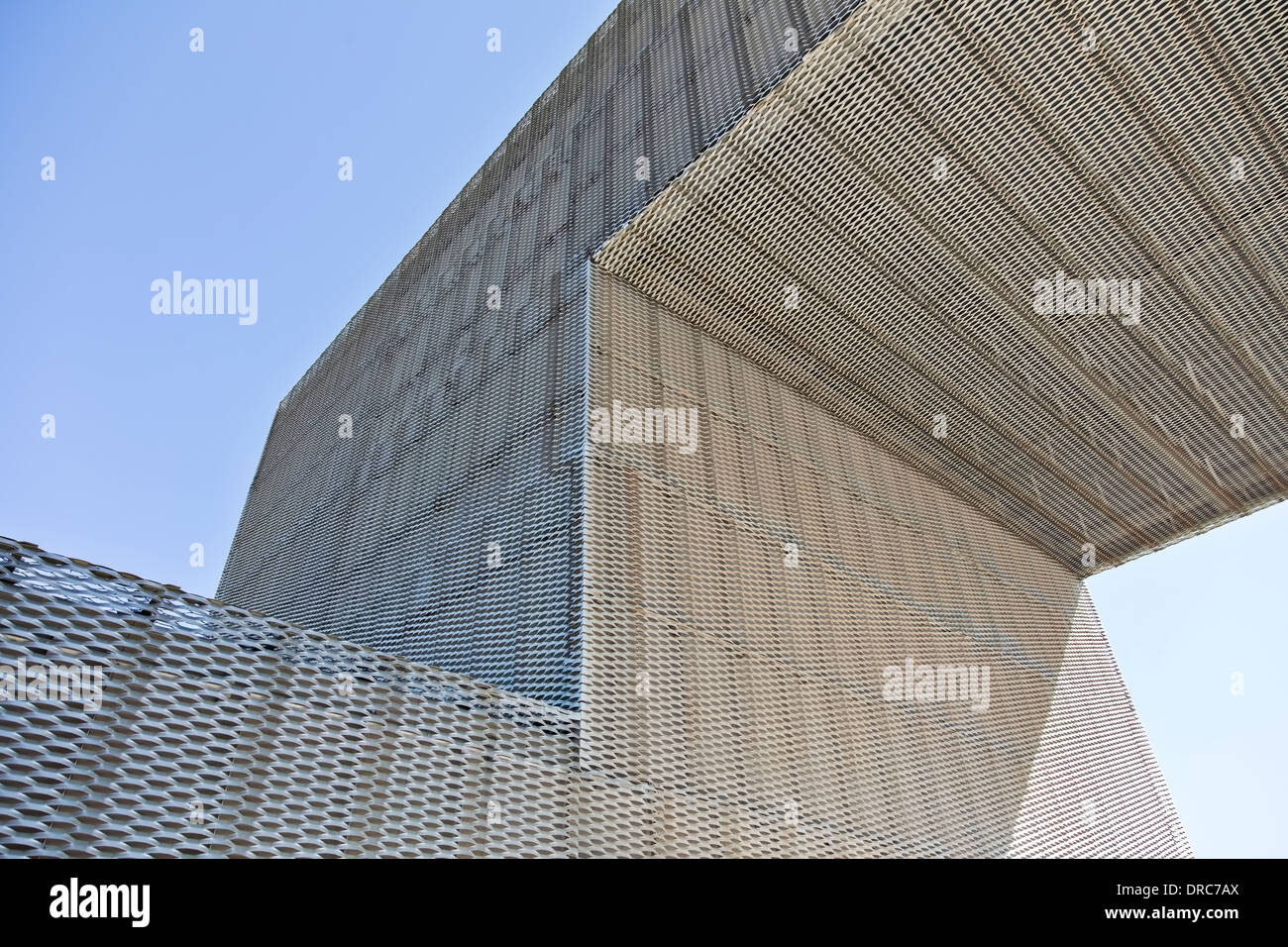 Modernes Gebäude gegen blauen Himmel Stockfoto