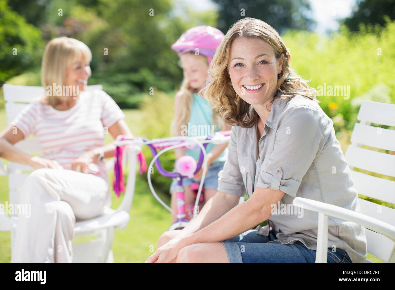 Im Hinterhof lächelnde Frau Stockfoto