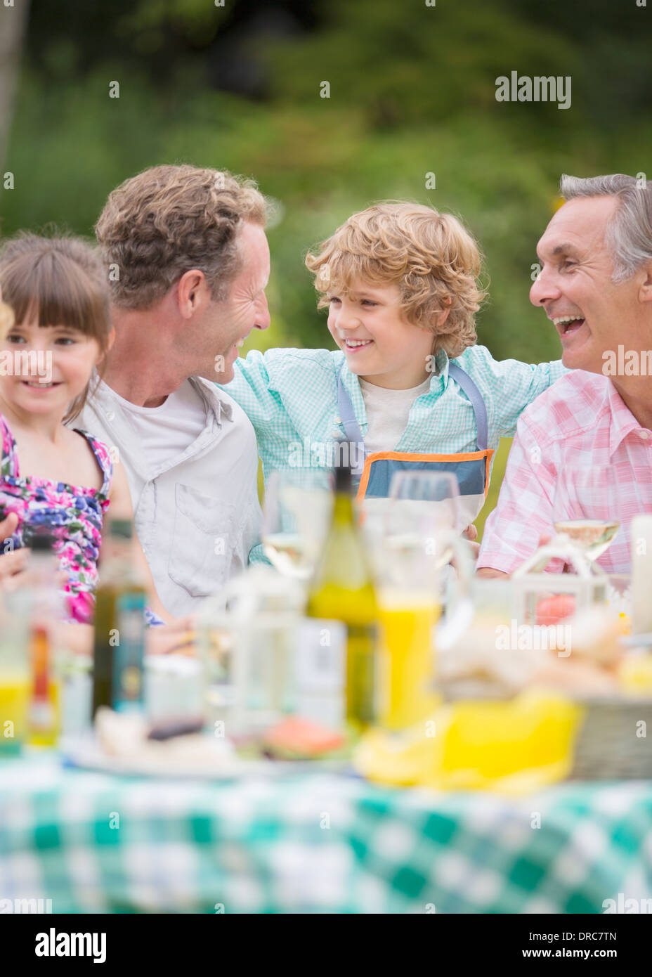 Familie Mittagessen am Tisch im freien Stockfoto