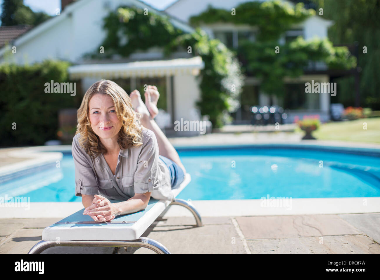 Frau Handauflegen Sprungbrett am Pool Stockfoto