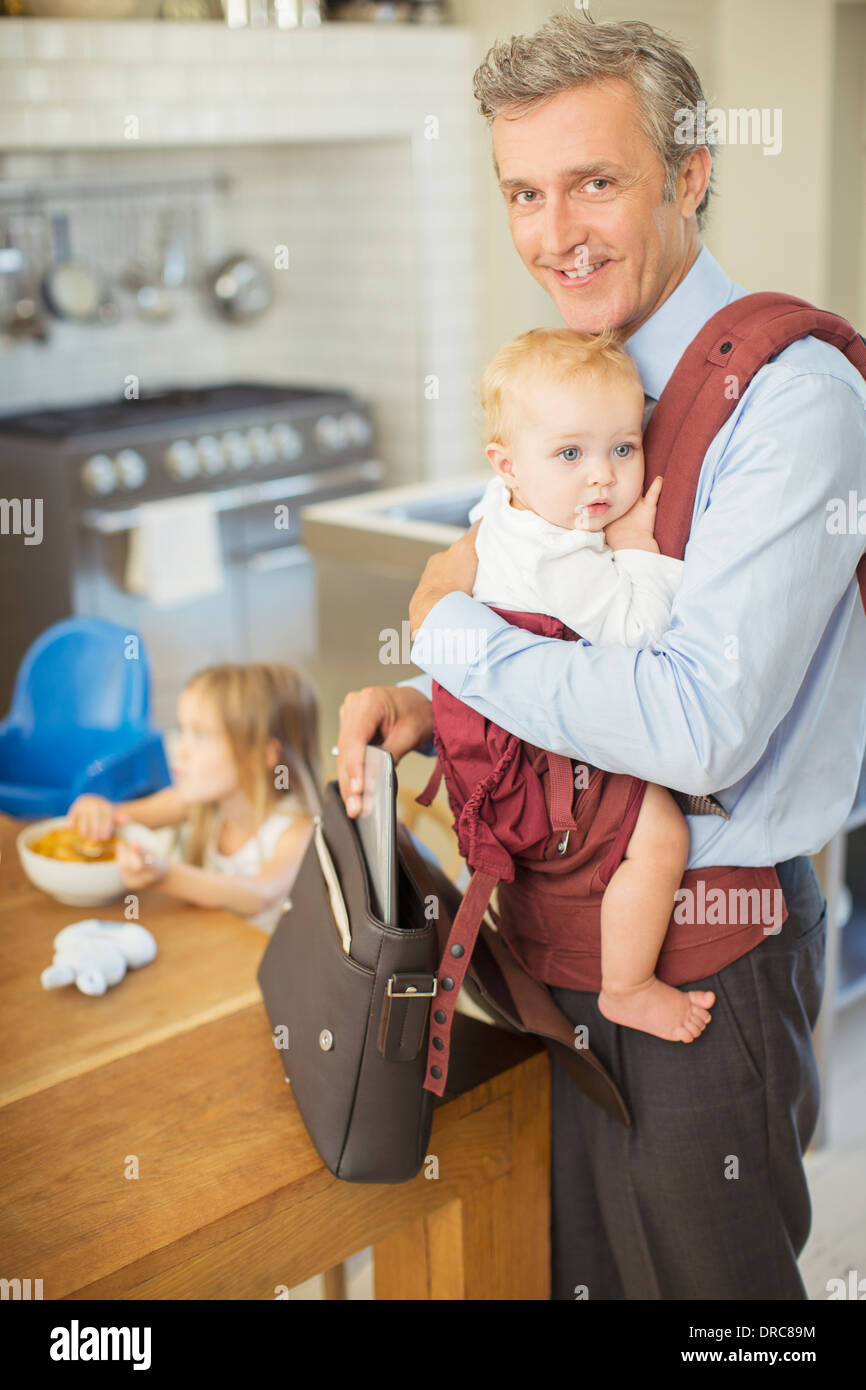 Geschäftsmann mit Baby in Küche Stockfoto