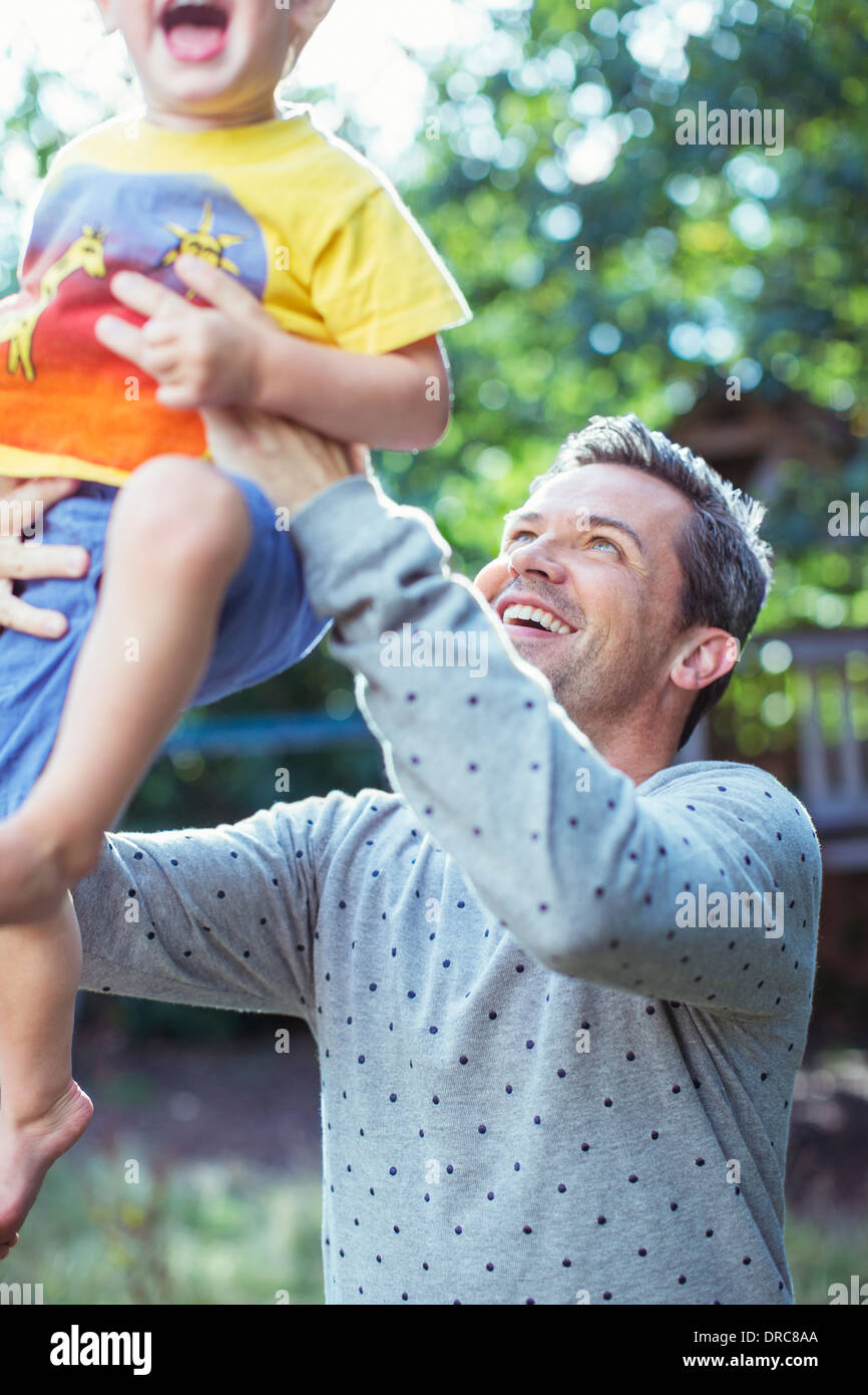 Vater mit Sohn im Freien spielen Stockfoto