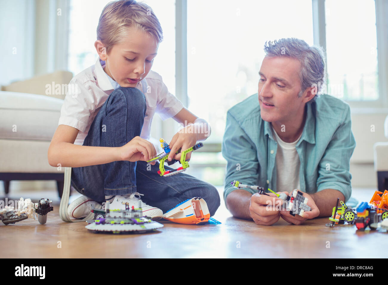 Vater und Sohn zusammen spielen Stockfoto