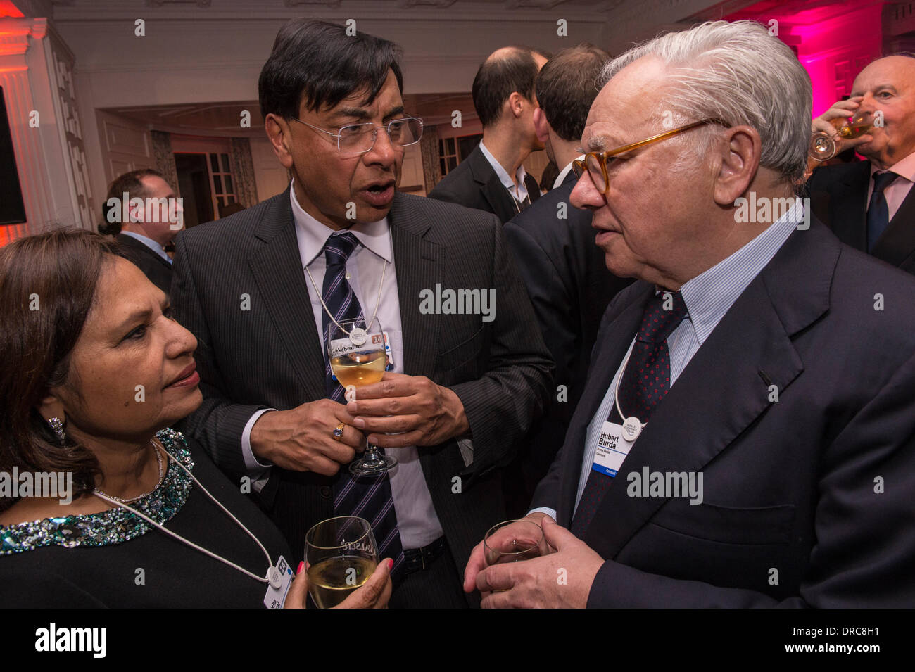 l-R) Usha Und Lakshmi Mittal, Hubert Burda DLD Burda Veranstaltung im  Steigenberger Hotel in Davos während der 44. World Economic Forum (WEF), am  22. Januar 2014 Foto: DPA/Giancarlo Cattaneo Stockfotografie - Alamy