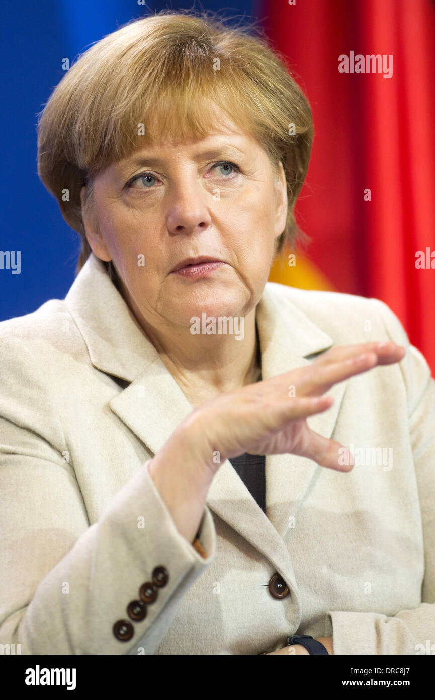 Meseberg, Deutschland. 23. Januar 2014. Bundeskanzlerin Angela Merkel (CDU) bei einer Pressekonferenz nach der Tagung des Kabinetts in Meseberg, Deutschland, 23. Januar 2014. Das Kabinett trafen, um die weitere Politik diskutieren; eines der wichtigsten Ziele der großen Koalition ist eine schnelle Reform des erneuerbare-Energien-Gesetz erhalten. Foto: Maurizio Gambarini/Dpa/Alamy Live News Stockfoto