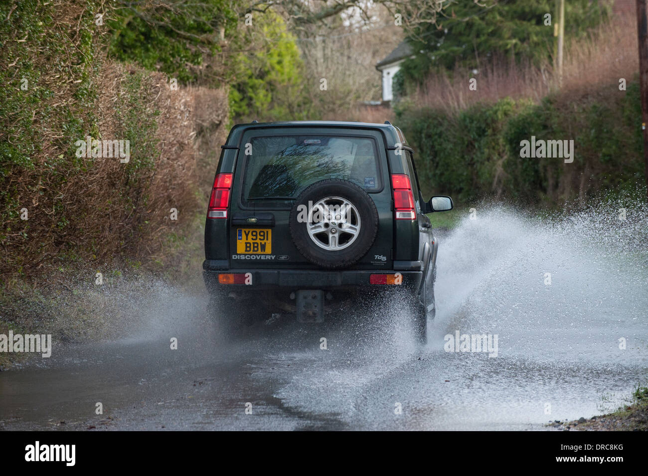 Land Rover Discovery 4 x 4 fahren durch Hochwasser auf einen Feldweg, Hampshire, UK Stockfoto