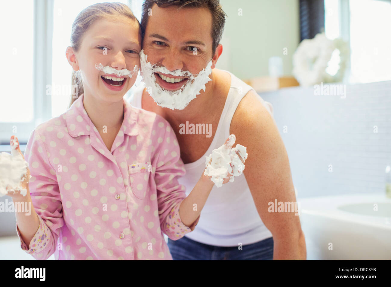 Vater und Tochter spielen mit Rasierschaum Stockfoto