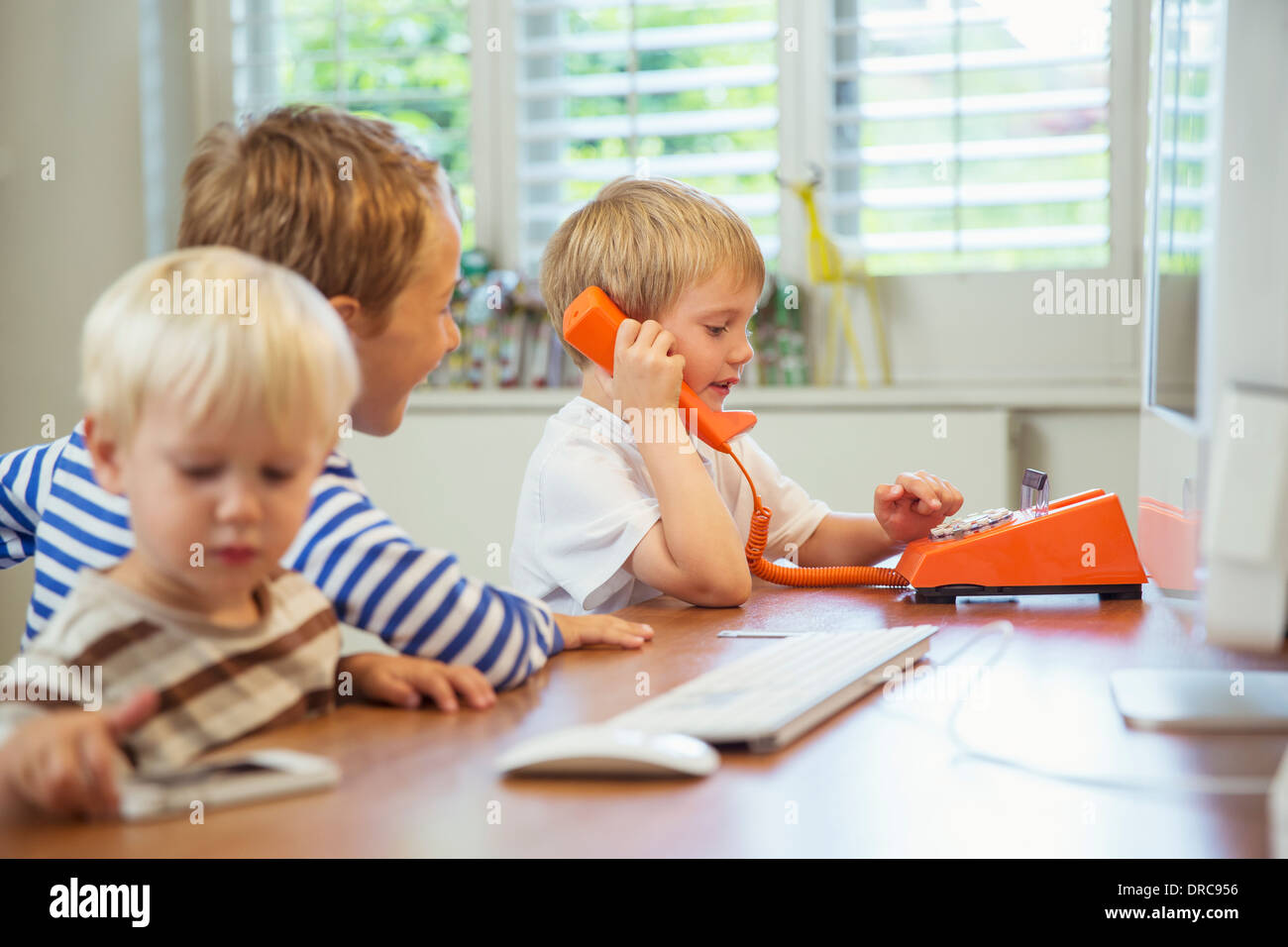 Kinder, die Arbeiten im home-office Stockfoto