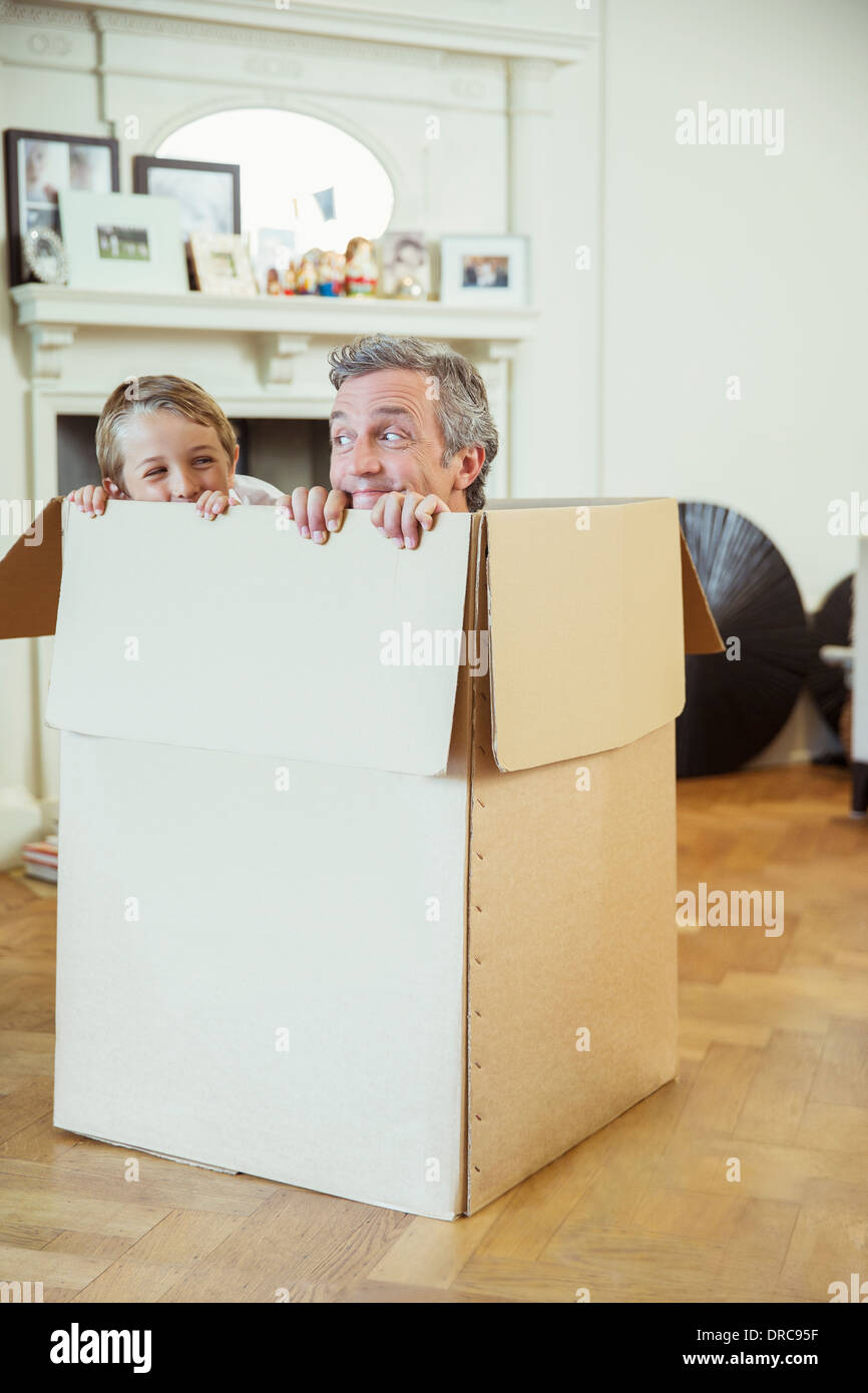 Vater und Sohn spielt im Karton Stockfoto