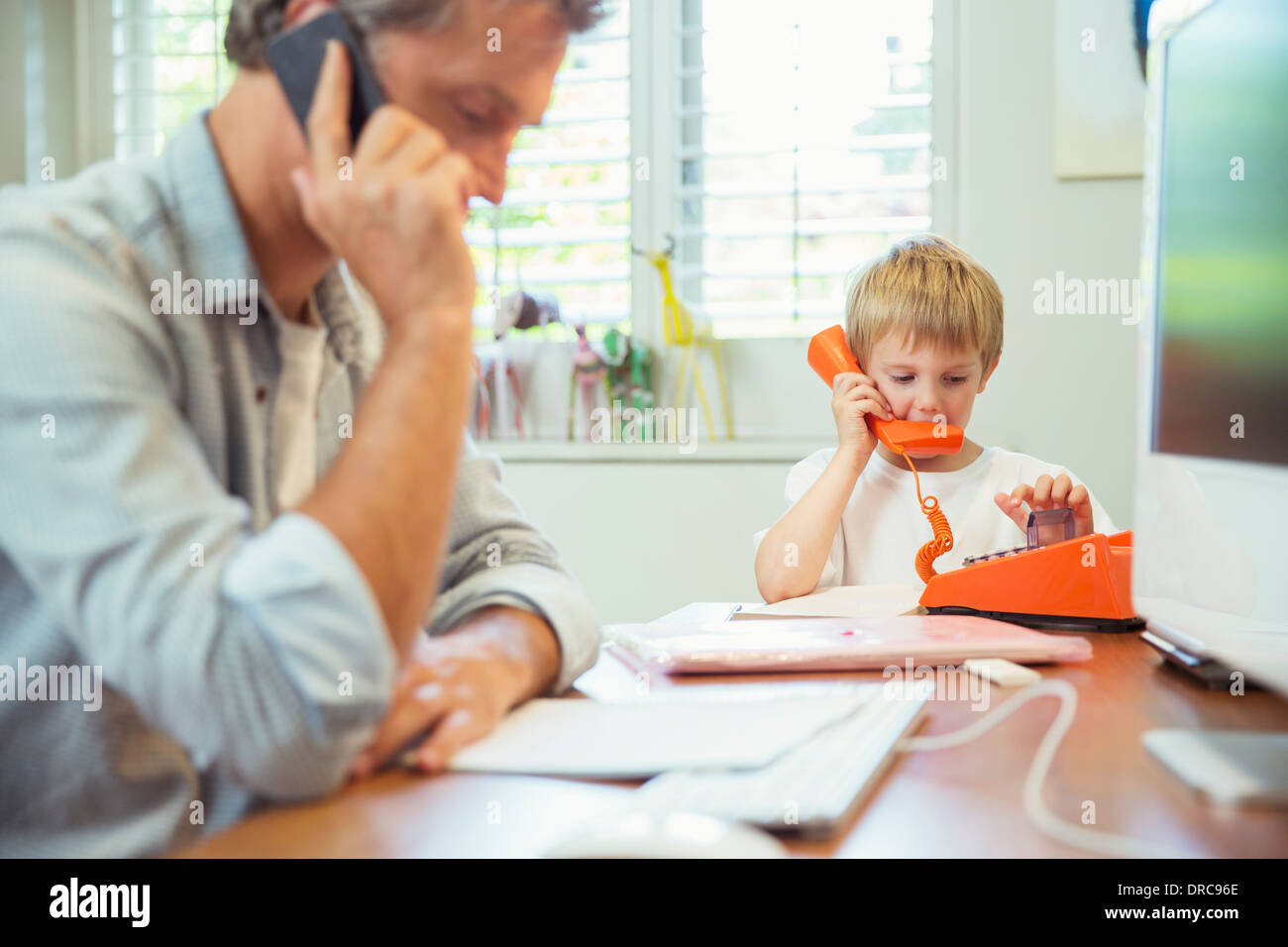 Vater und Sohn arbeiten im home-office Stockfoto